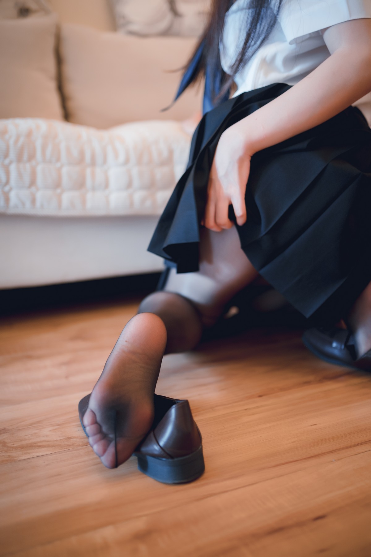 网络美女Usejan私语主题私房脱学生制服露性感蕾丝内衣配超薄黑丝诱惑写真 [50P]