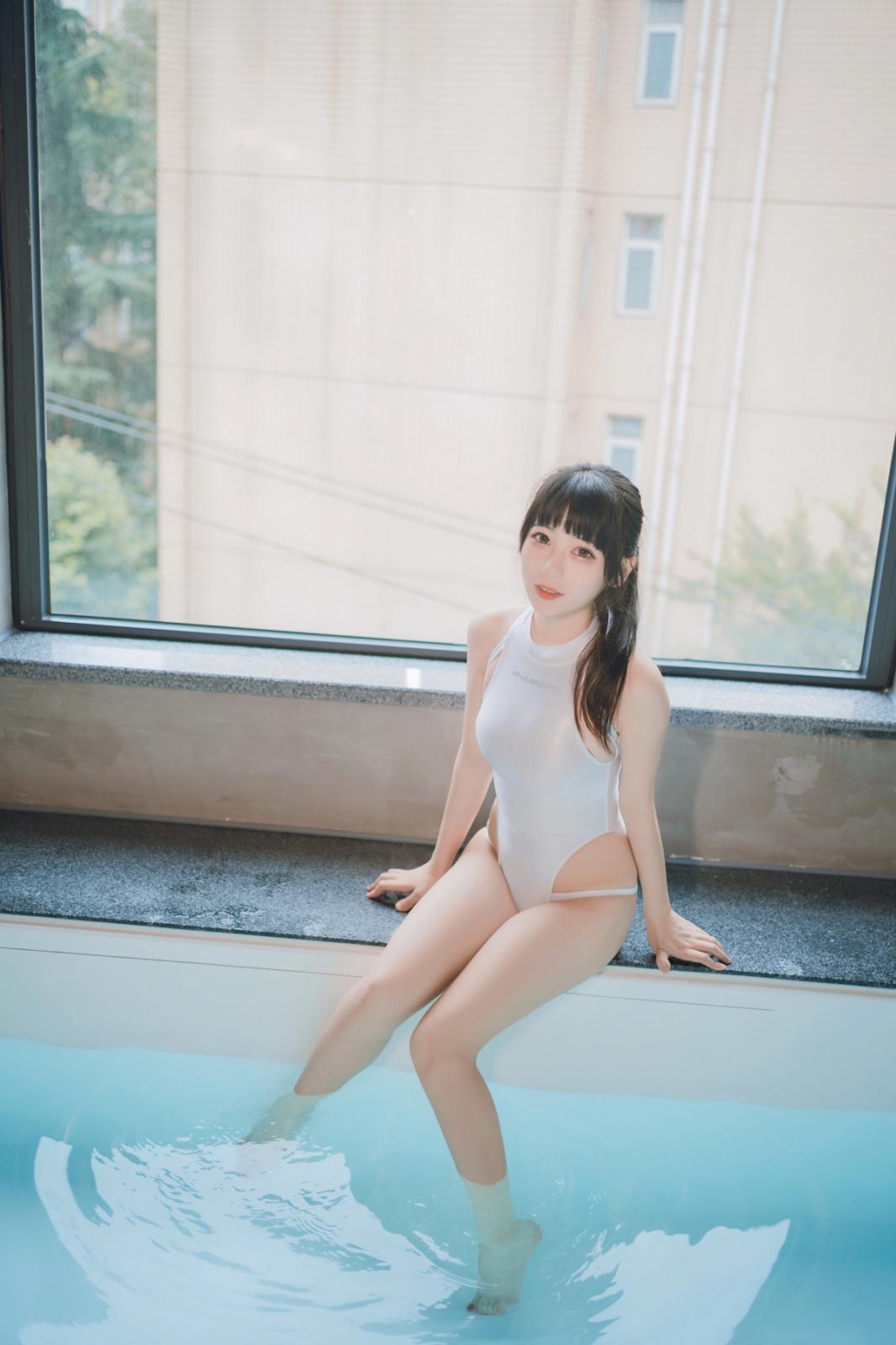 网络美女Usejan白衣竞泳主题泳池性感白色连体泳衣湿身秀完美身材诱惑写真 [36P]