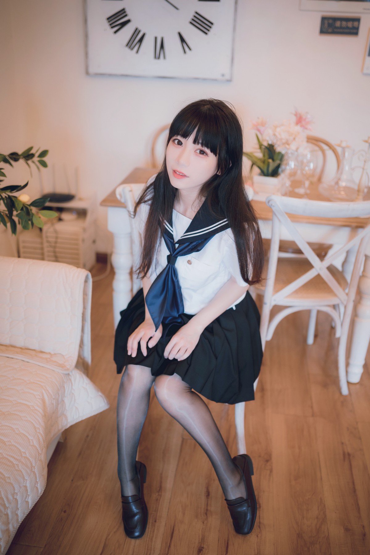 网络美女Usejan私语主题私房脱学生制服露性感蕾丝内衣配超薄黑丝诱惑写真 [50P]