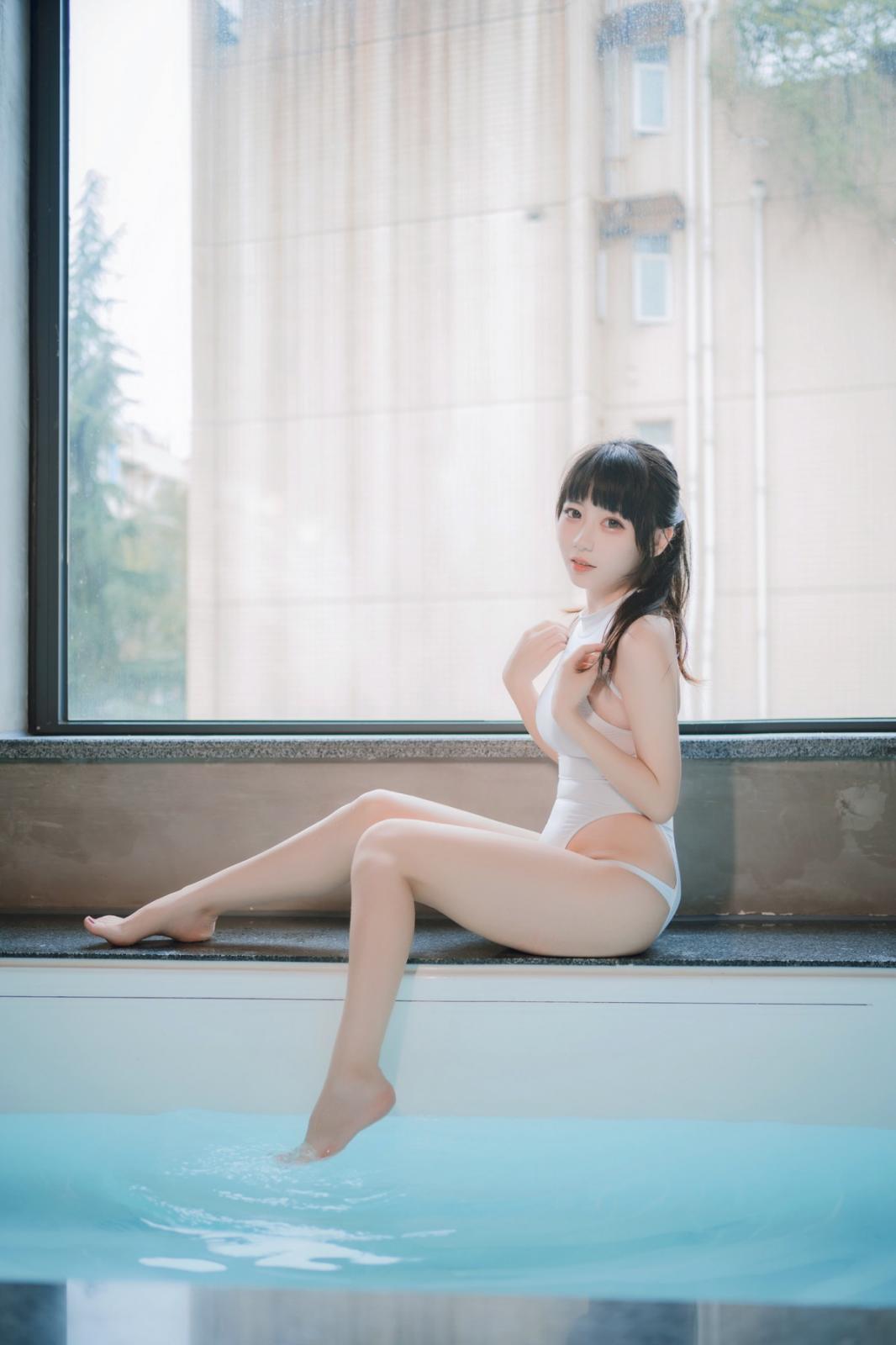 网络美女Usejan白衣竞泳主题泳池性感白色连体泳衣湿身秀完美身材诱惑写真 [36P]