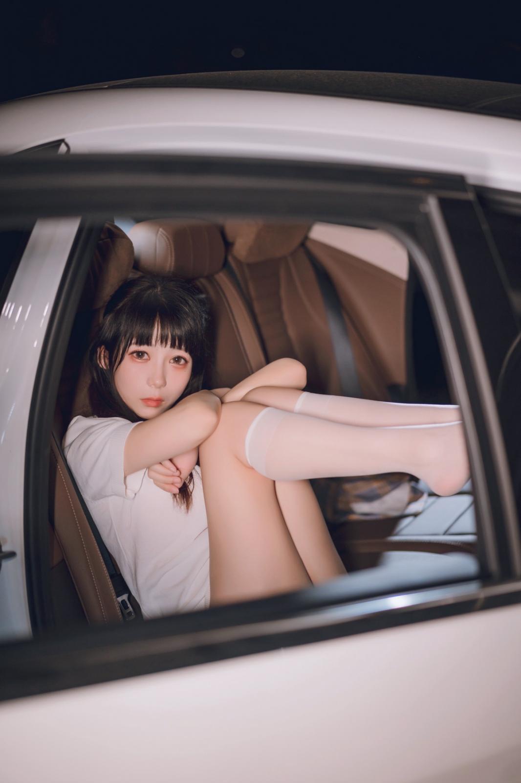 网络美女Usejan奔驰主题豪车内脱性感JK制服露粉色内衣秀完美身材诱惑写真 [40P]