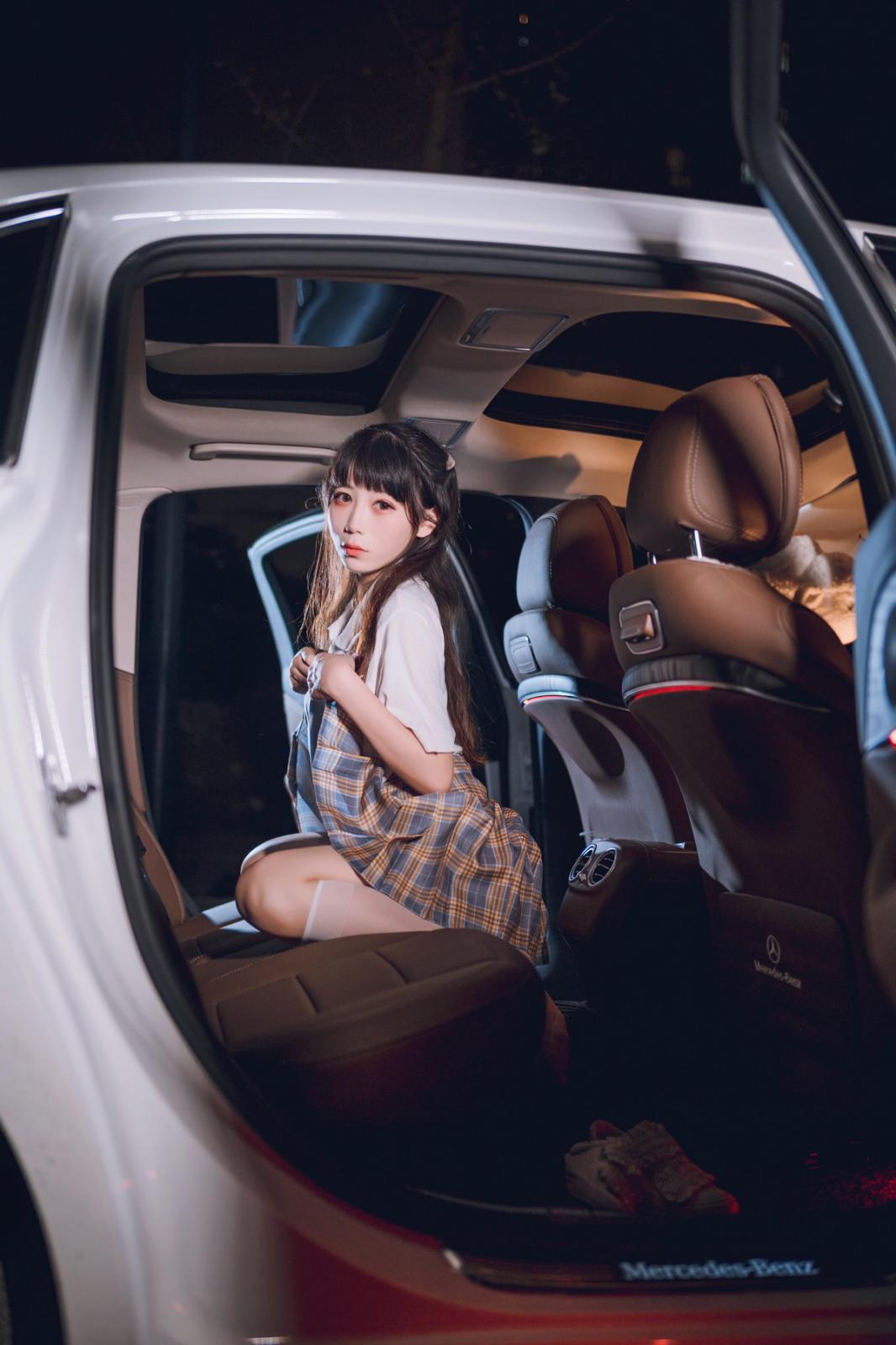 网络美女Usejan奔驰主题豪车内脱性感JK制服露粉色内衣秀完美身材诱惑写真 [40P]