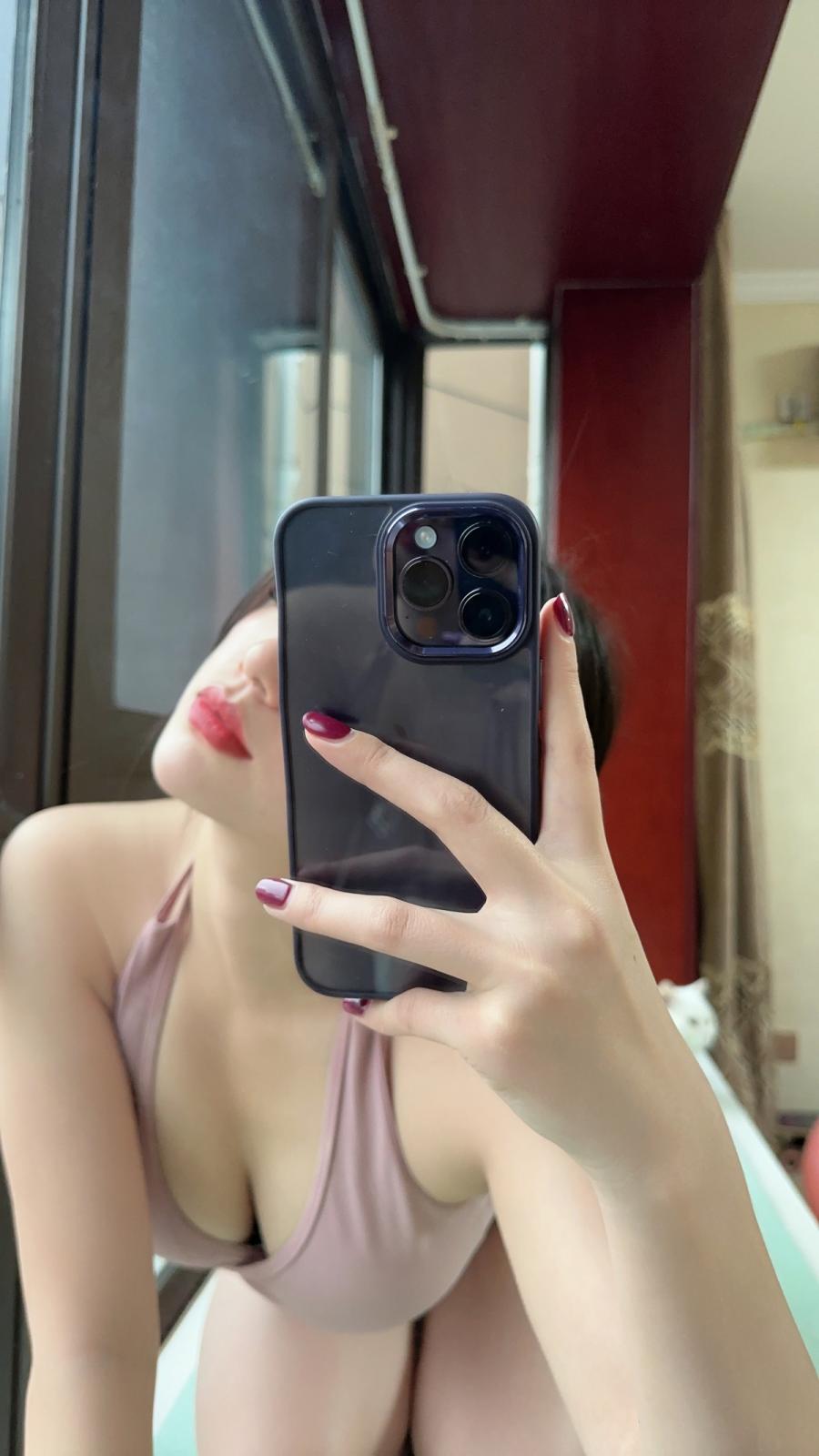 网红小姐姐奶宝妹纸美少妇瑜伽主题粉色上衣配白色紧身裤秀翘臀美腿诱惑写真 [53P]