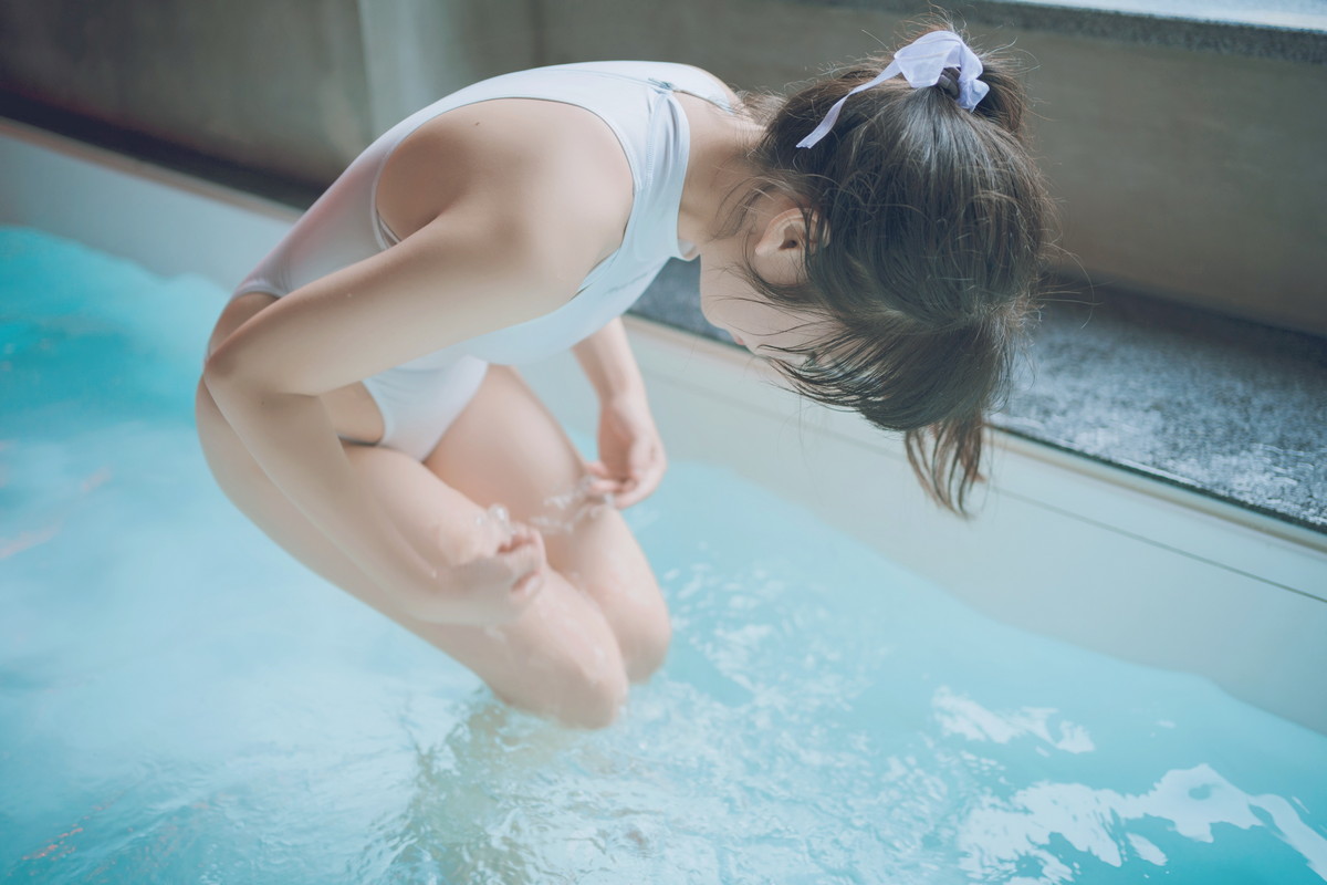网络美女Usejan白衣竞泳主题泳池性感白色连体泳衣湿身秀完美身材诱惑写真 [36P]
