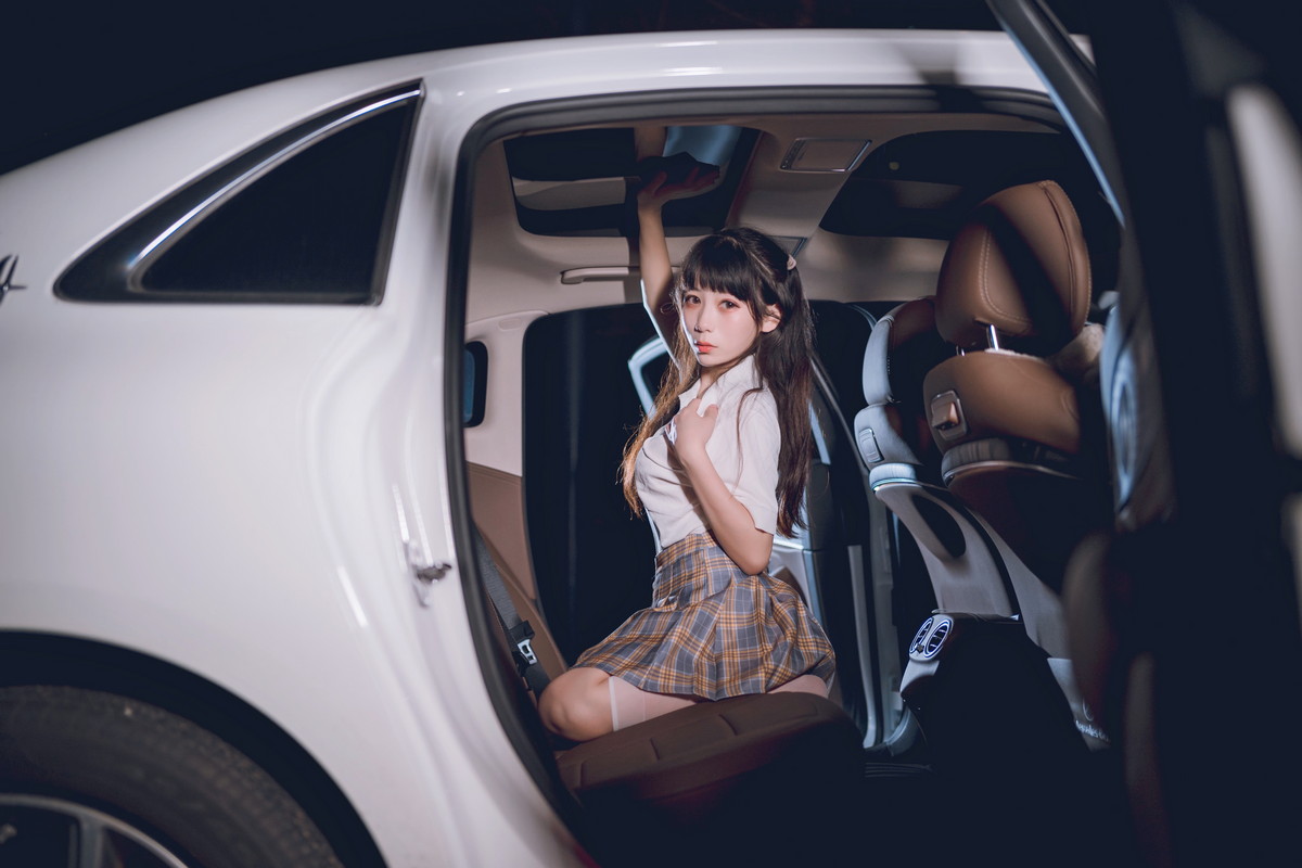 网络美女Usejan奔驰主题豪车内脱性感JK制服露粉色内衣秀完美身材诱惑写真 [40P]