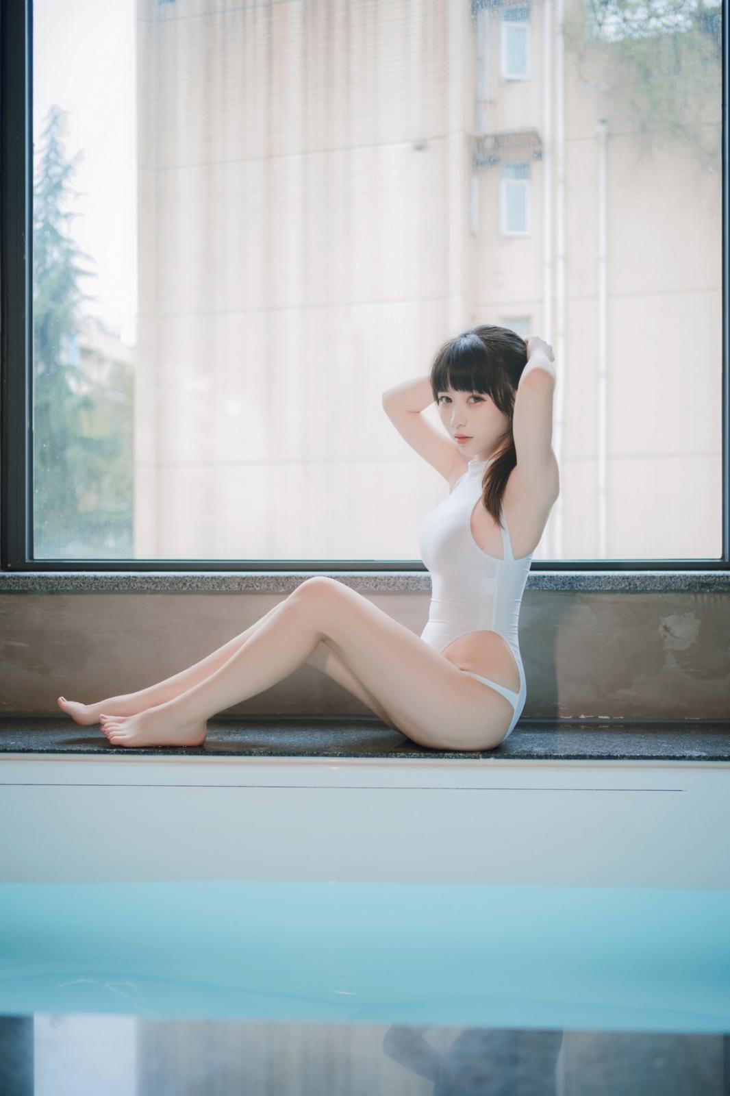 网络美女Usejan白衣竞泳主题泳池性感白色连体泳衣湿身秀完美身材诱惑写真 [36P]