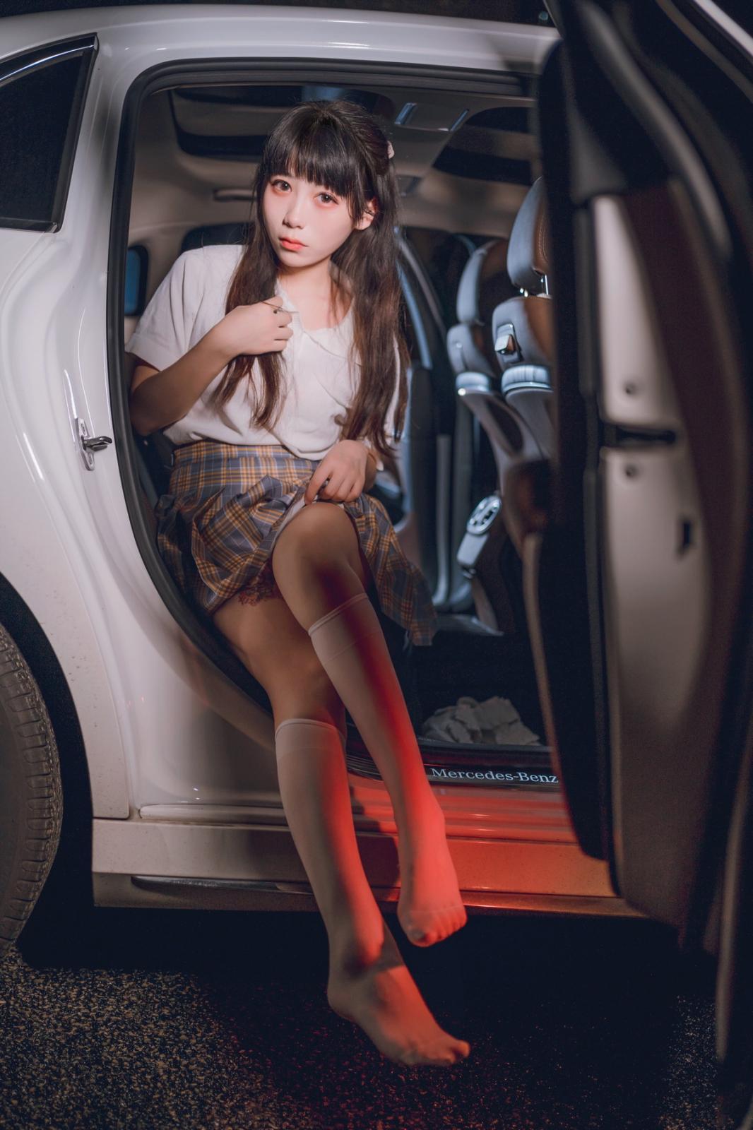 网络美女Usejan奔驰主题豪车内脱性感JK制服露粉色内衣秀完美身材诱惑写真 [40P]