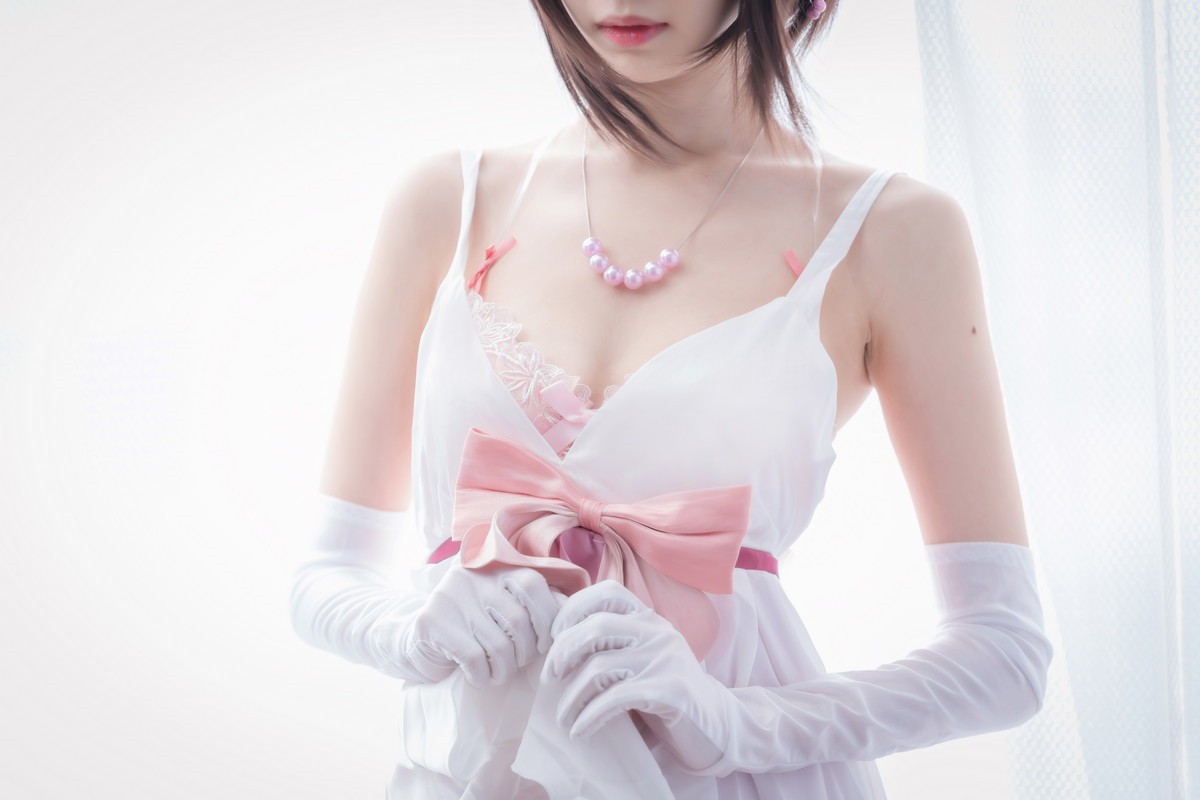 网络美女Shika小鹿鹿加藤惠主题性感白色薄纱短裙配白丝袜露粉色内衣诱惑写真 [61P]