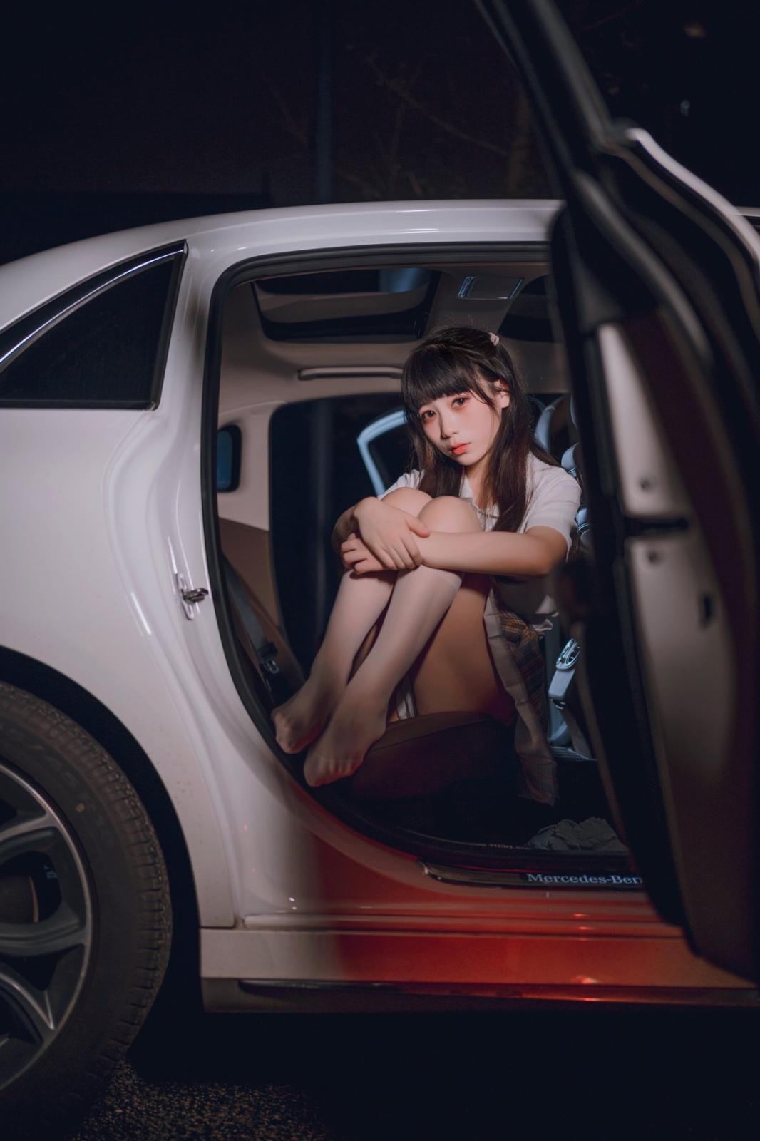 网络美女Usejan奔驰主题豪车内脱性感JK制服露粉色内衣秀完美身材诱惑写真 [40P]