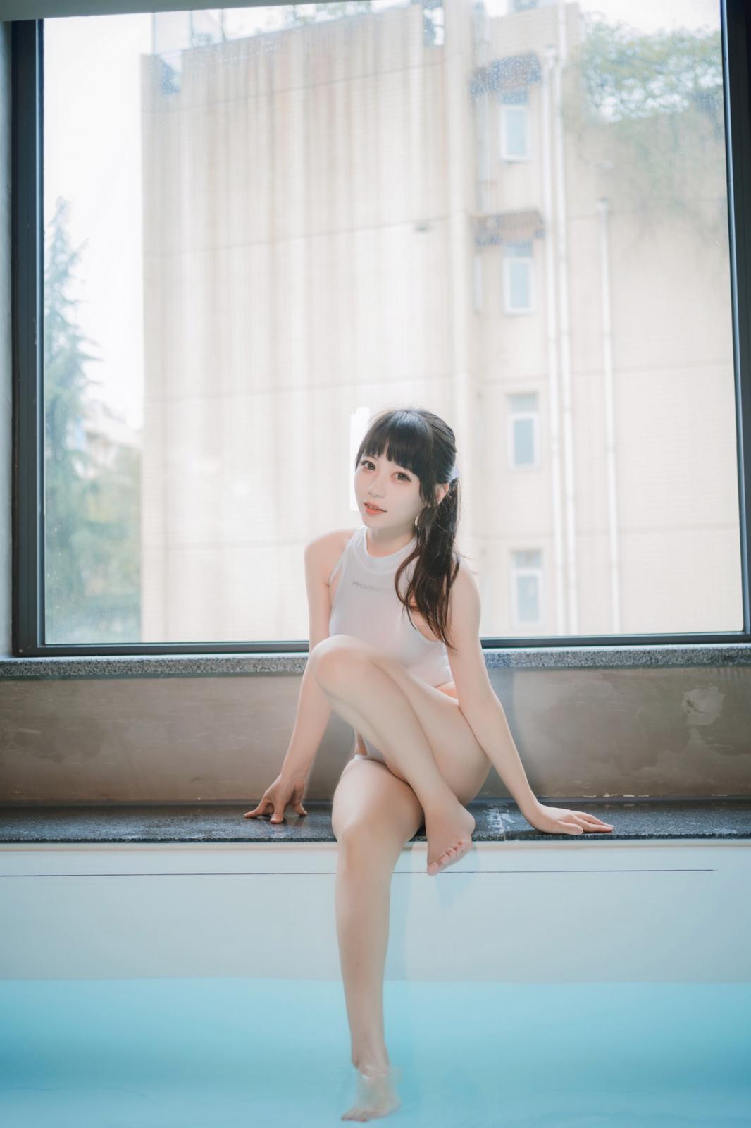 网络美女Usejan白衣竞泳主题泳池性感白色连体泳衣湿身秀完美身材诱惑写真 [36P]