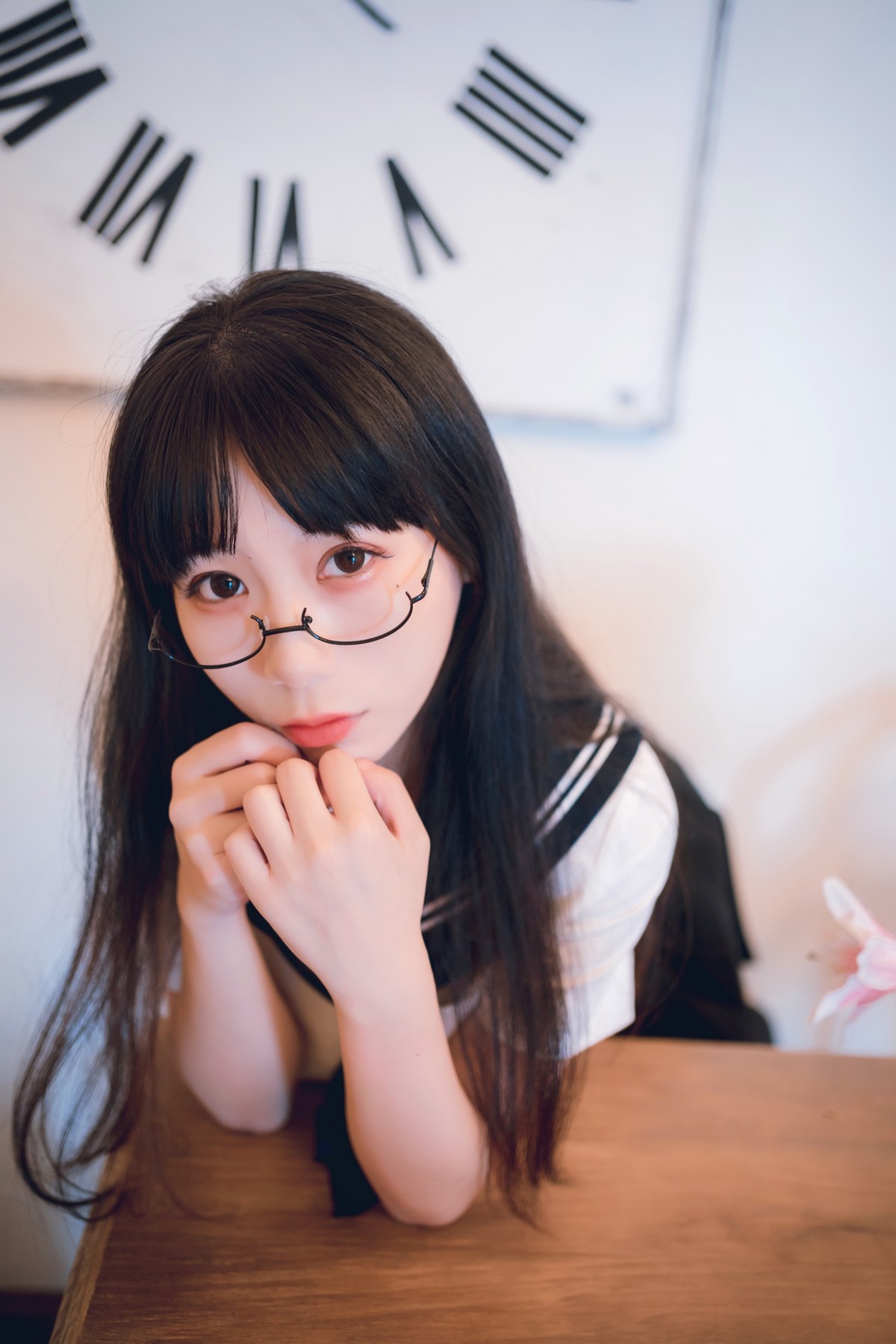 网络美女Usejan私语主题私房脱学生制服露性感蕾丝内衣配超薄黑丝诱惑写真 [50P]