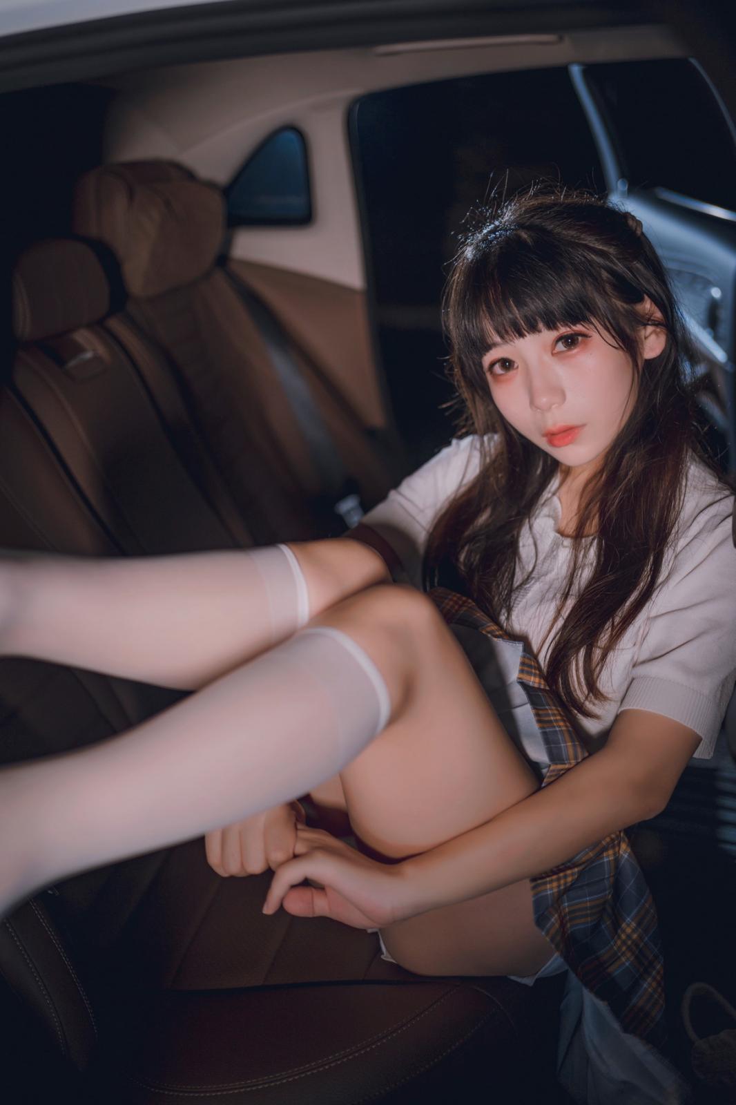 网络美女Usejan奔驰主题豪车内脱性感JK制服露粉色内衣秀完美身材诱惑写真 [40P]