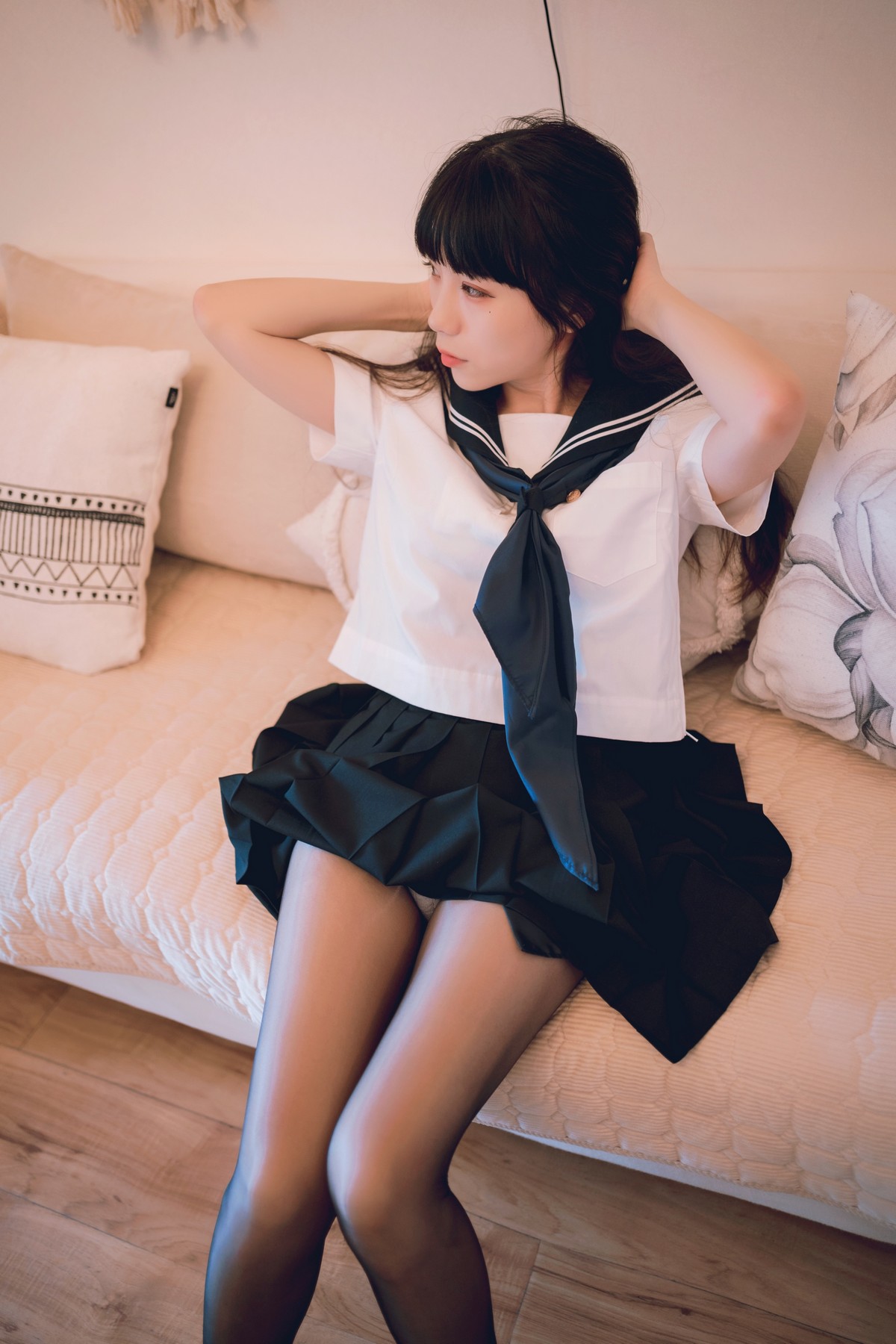 网络美女Usejan私语主题私房脱学生制服露性感蕾丝内衣配超薄黑丝诱惑写真 [50P]