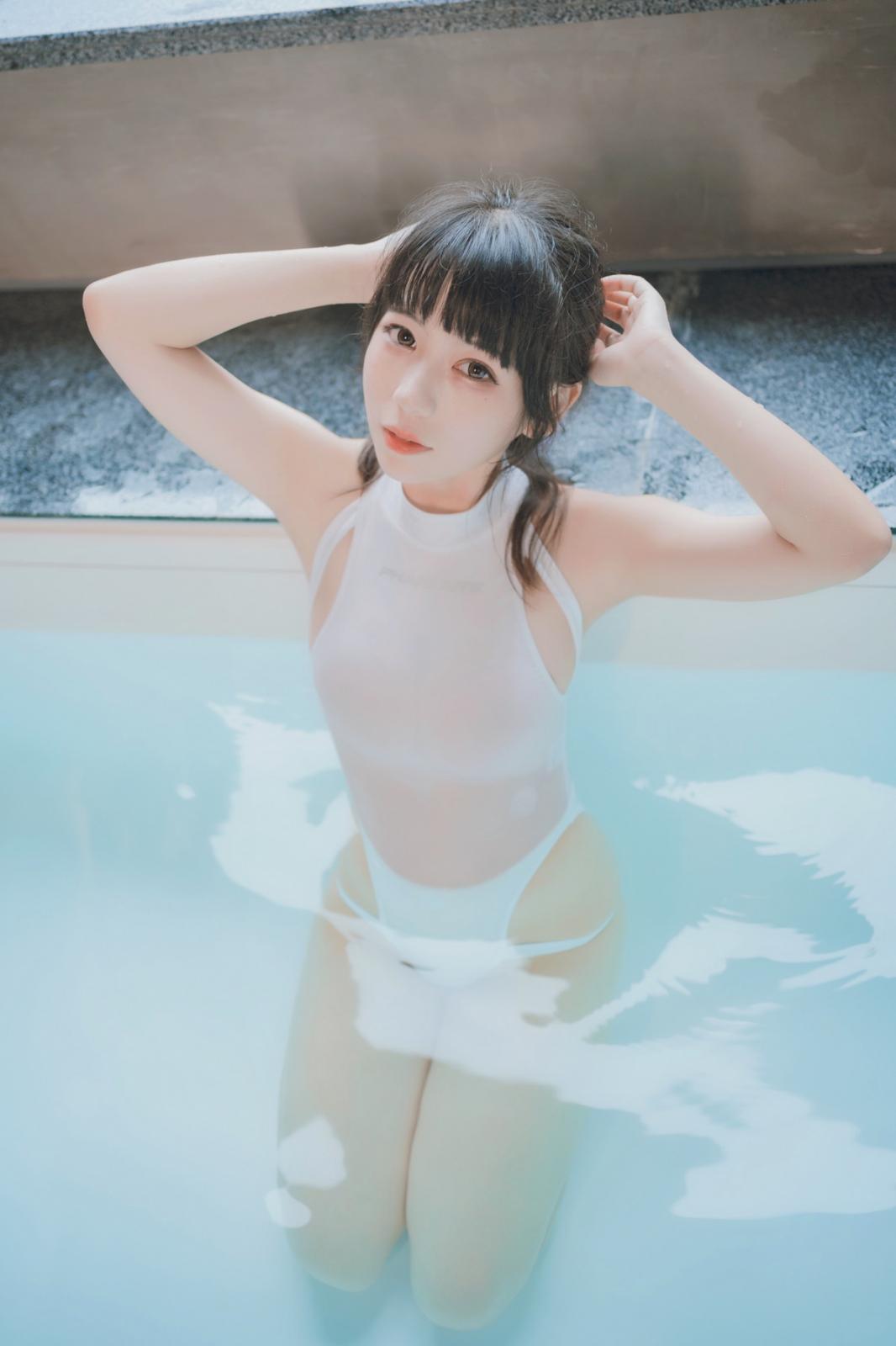 网络美女Usejan白衣竞泳主题泳池性感白色连体泳衣湿身秀完美身材诱惑写真 [36P]