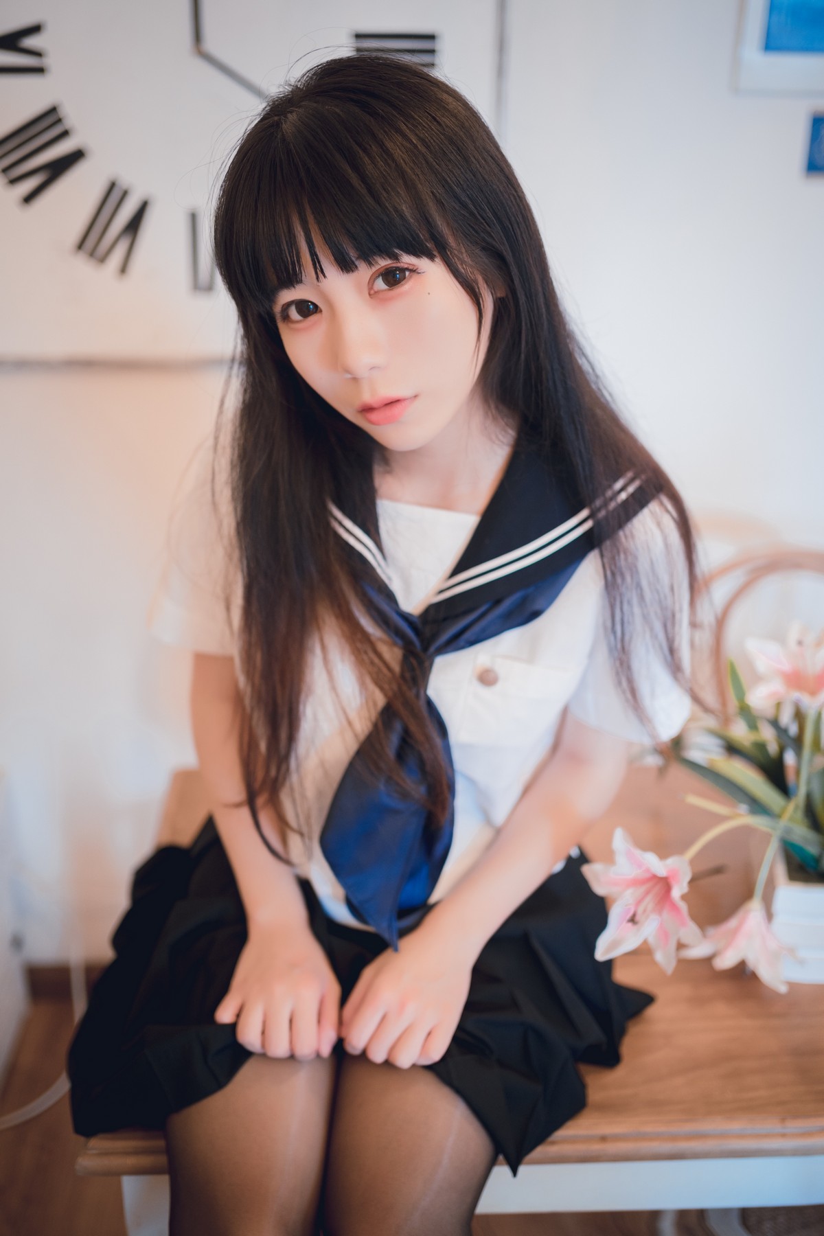 网络美女Usejan私语主题私房脱学生制服露性感蕾丝内衣配超薄黑丝诱惑写真 [50P]