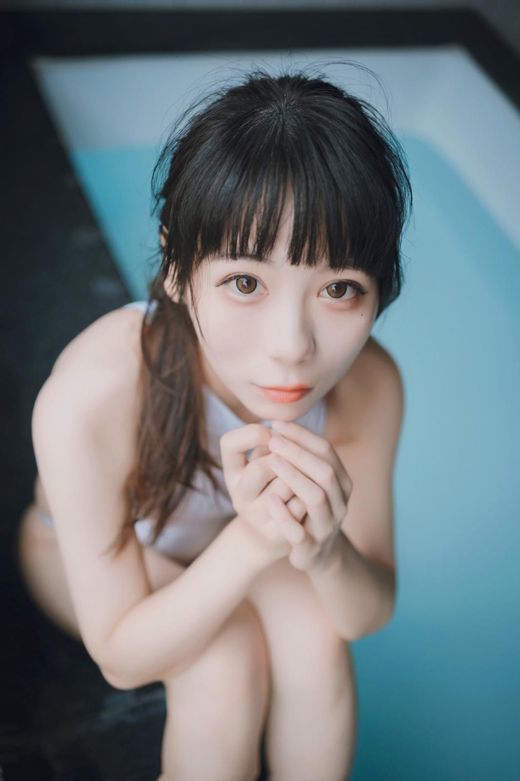 网络美女Usejan白衣竞泳主题泳池性感白色连体泳衣湿身秀完美身材诱惑写真 [36P]
