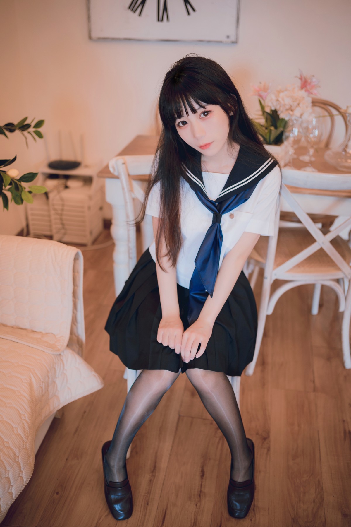 网络美女Usejan私语主题私房脱学生制服露性感蕾丝内衣配超薄黑丝诱惑写真 [50P]