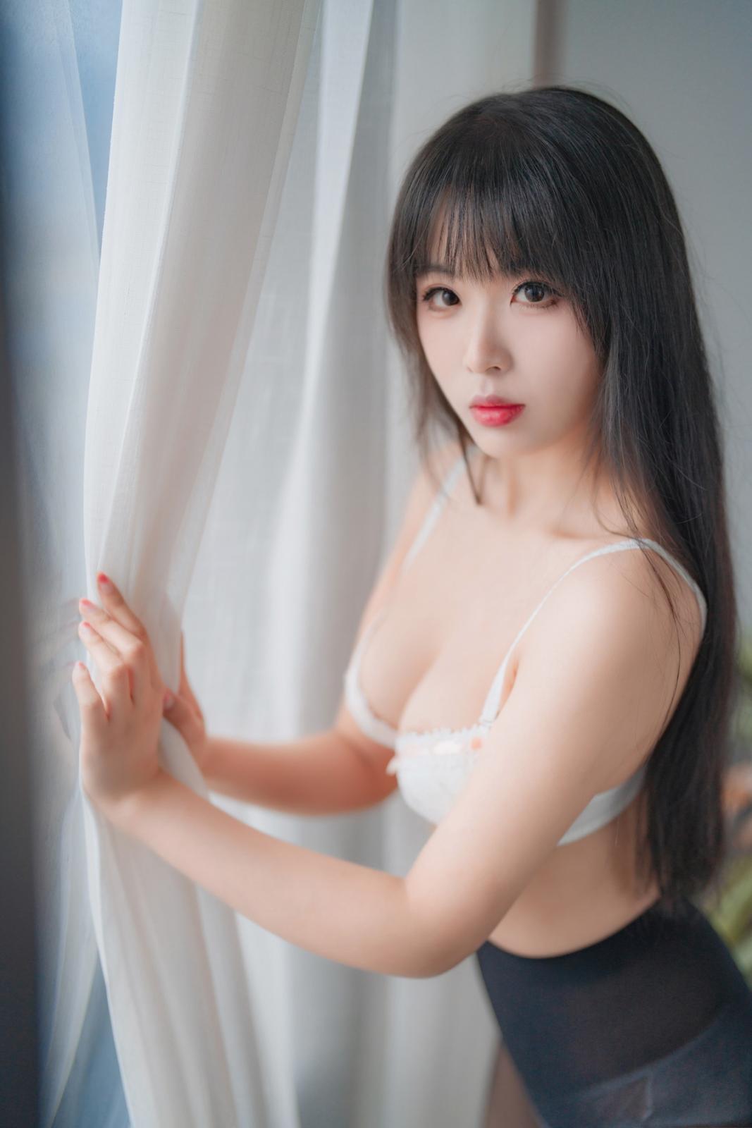 网络美女轩萧学姐舰长黑丝JK主题私房性感JK制服配超薄黑丝秀美腿迷人写真 [32P]