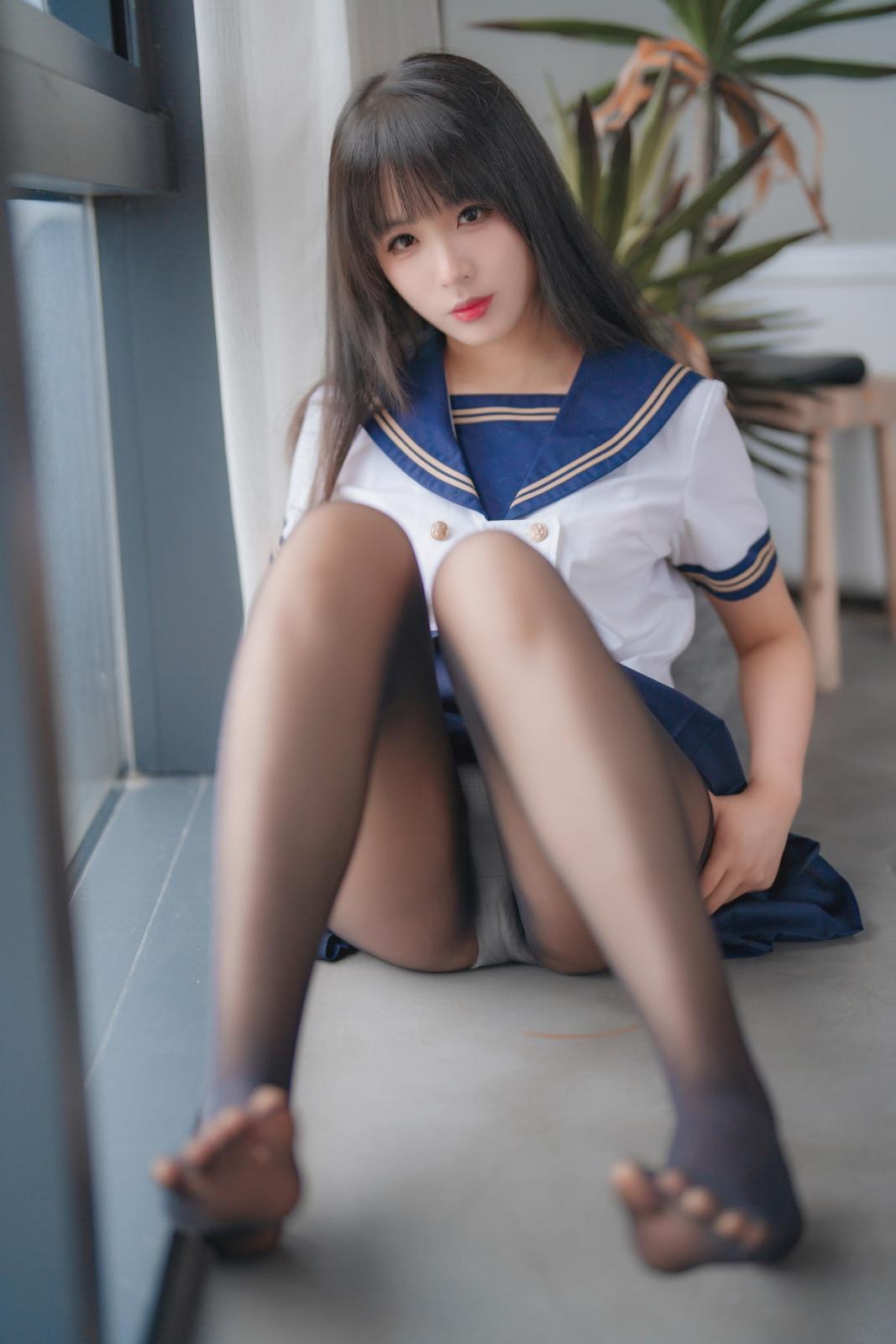 网络美女轩萧学姐舰长黑丝JK主题私房性感JK制服配超薄黑丝秀美腿迷人写真 [32P]