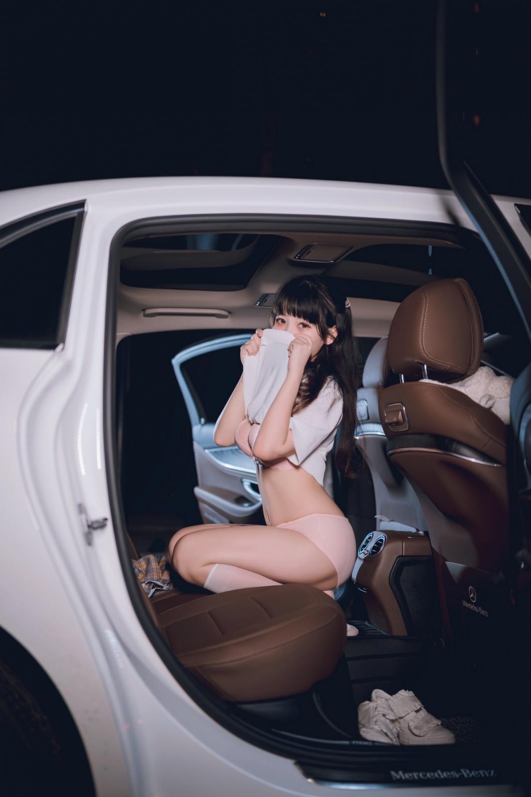 网络美女Usejan奔驰主题豪车内脱性感JK制服露粉色内衣秀完美身材诱惑写真 [40P]