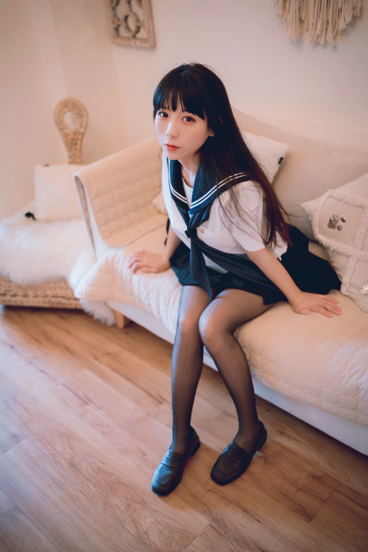 网络美女Usejan私语主题私房脱学生制服露性感蕾丝内衣配超薄黑丝诱惑写真 [50P]