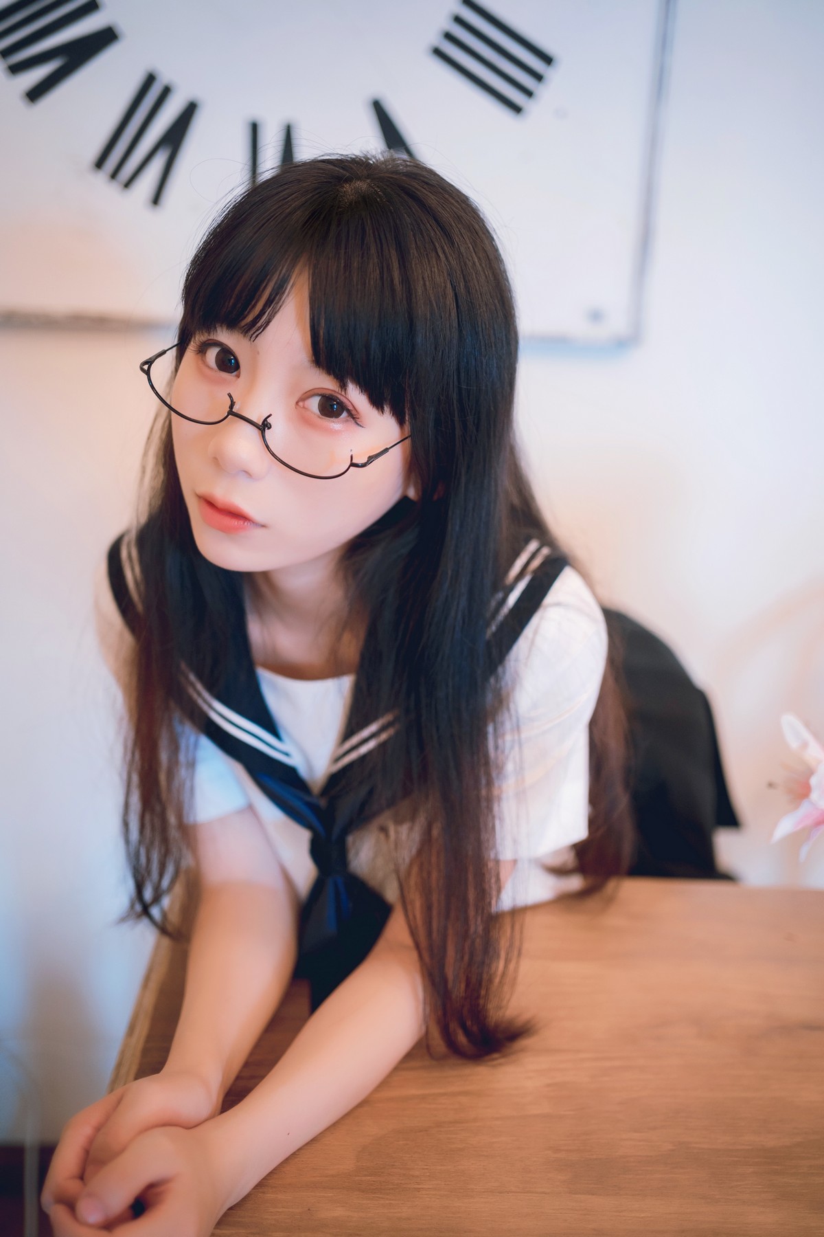 网络美女Usejan私语主题私房脱学生制服露性感蕾丝内衣配超薄黑丝诱惑写真 [50P]