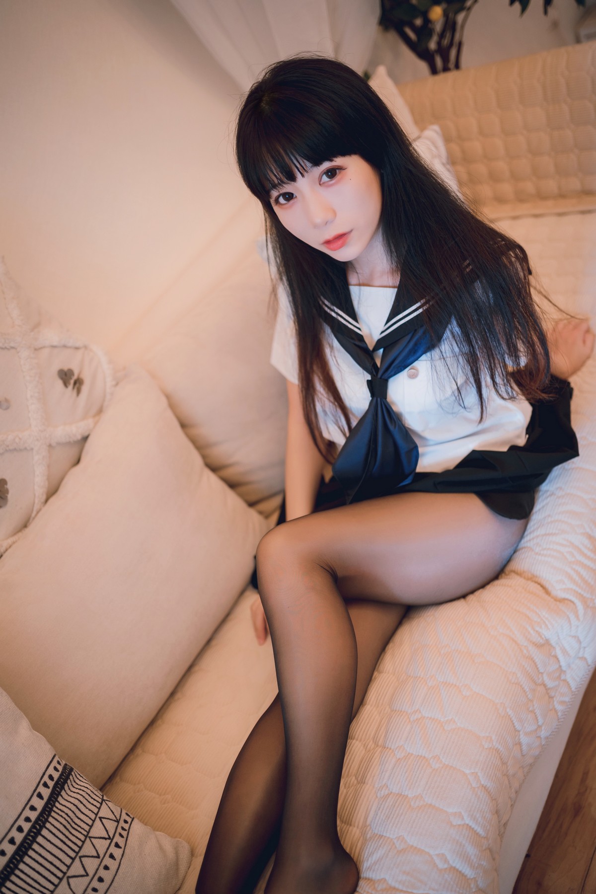 网络美女Usejan私语主题私房脱学生制服露性感蕾丝内衣配超薄黑丝诱惑写真 [50P]