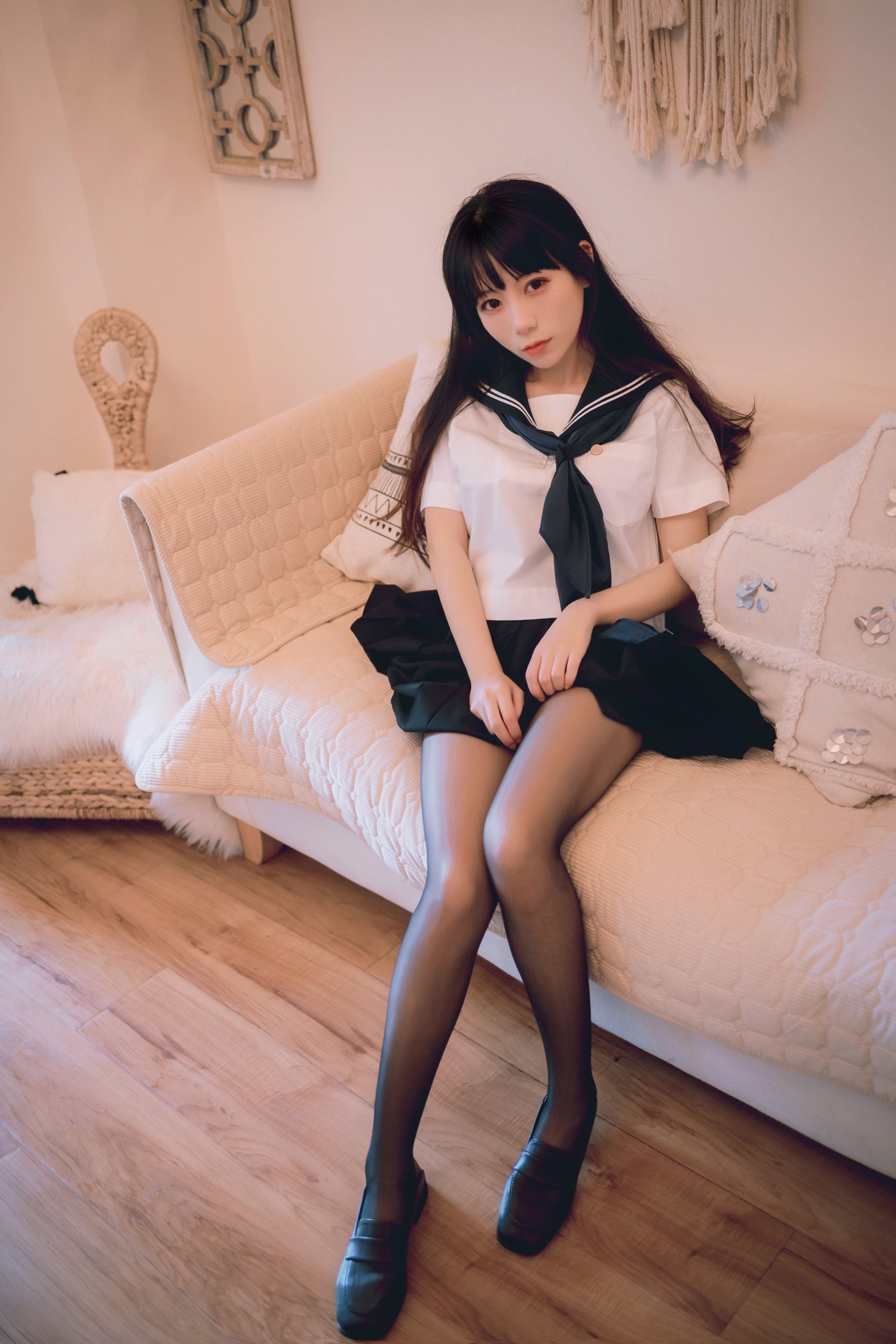 网络美女Usejan私语主题私房脱学生制服露性感蕾丝内衣配超薄黑丝诱惑写真 [50P]