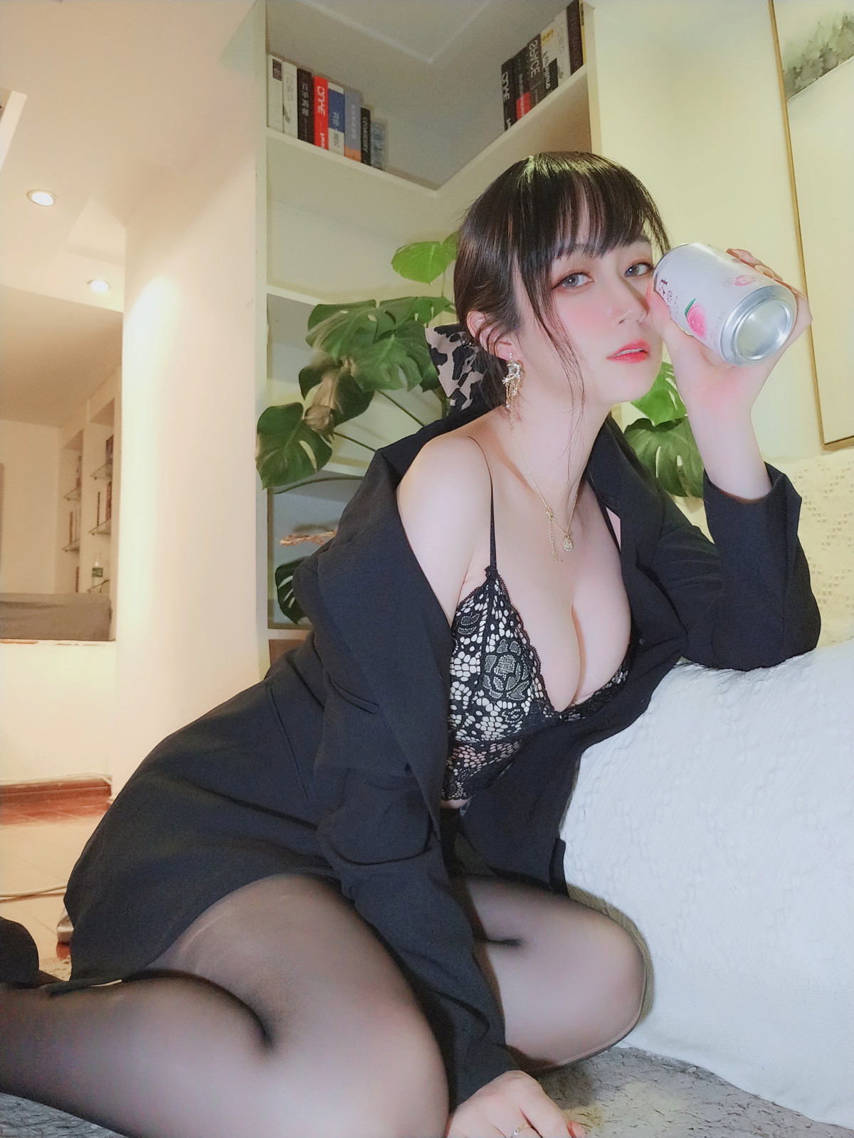 Coser小姐姐白银酒后女秘书主题黑色制服露性感黑色蕾丝内衣秀丰满身材诱惑写真 [71P]