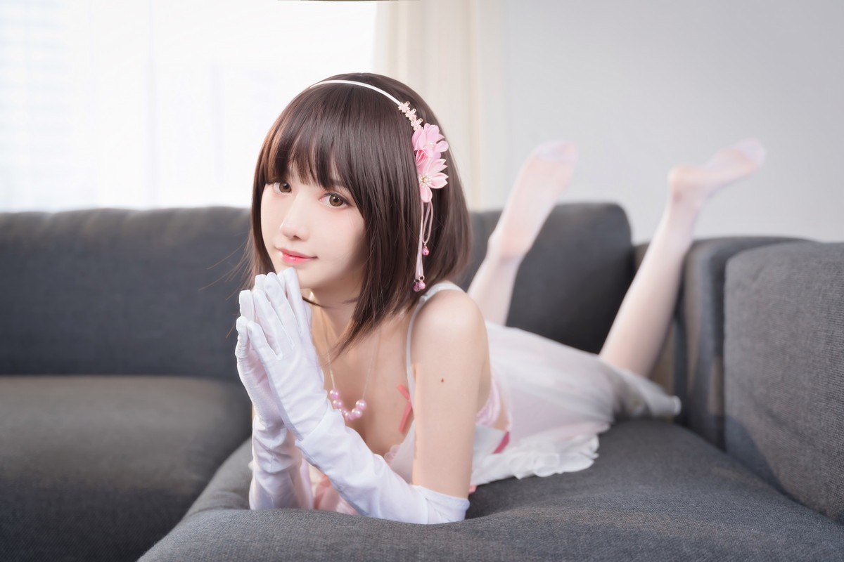 网络美女Shika小鹿鹿加藤惠主题性感白色薄纱短裙配白丝袜露粉色内衣诱惑写真 [61P]