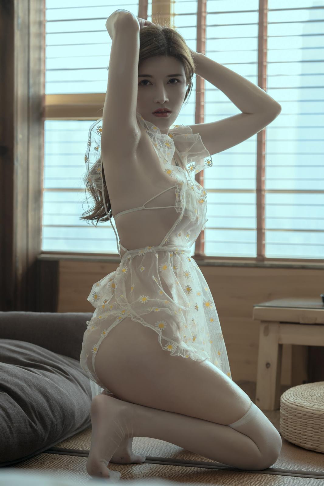 网络美女鹿八岁白色围裙主题私房性感花色薄透围裙露白色内衣配白丝袜诱惑写真 [40P]