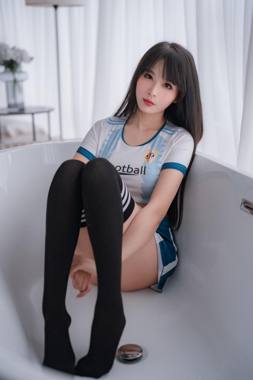 网络美女轩萧学姐足球宝贝主题性感运动套装配黑丝袜秀完美身材迷人诱惑写真 [64P]