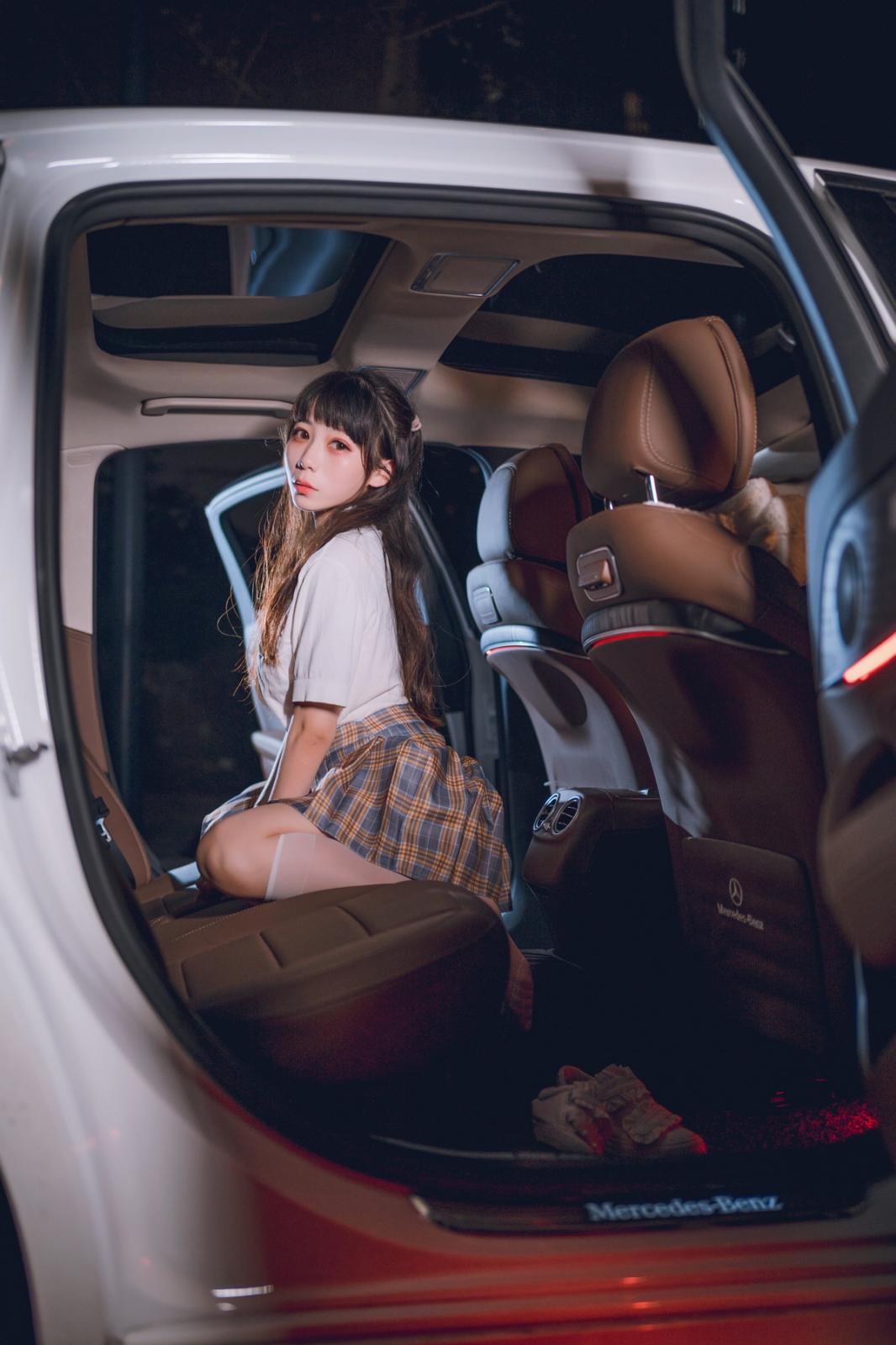 网络美女Usejan奔驰主题豪车内脱性感JK制服露粉色内衣秀完美身材诱惑写真 [40P]