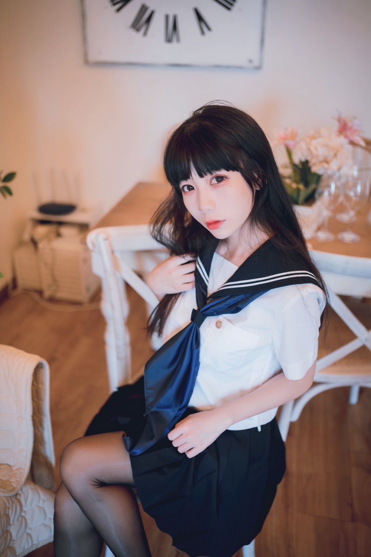 网络美女Usejan私语主题私房脱学生制服露性感蕾丝内衣配超薄黑丝诱惑写真 [50P]