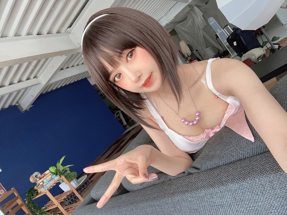网络美女Shika小鹿鹿加藤惠主题性感白色薄纱短裙配白丝袜露粉色内衣诱惑写真 [61P]