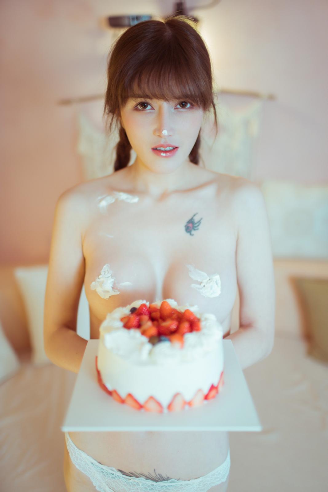 网络美女鹿八岁生日蛋糕主题性感白色蕾丝内衣露豪乳蛋糕遮点惹火诱惑写真 [50P]