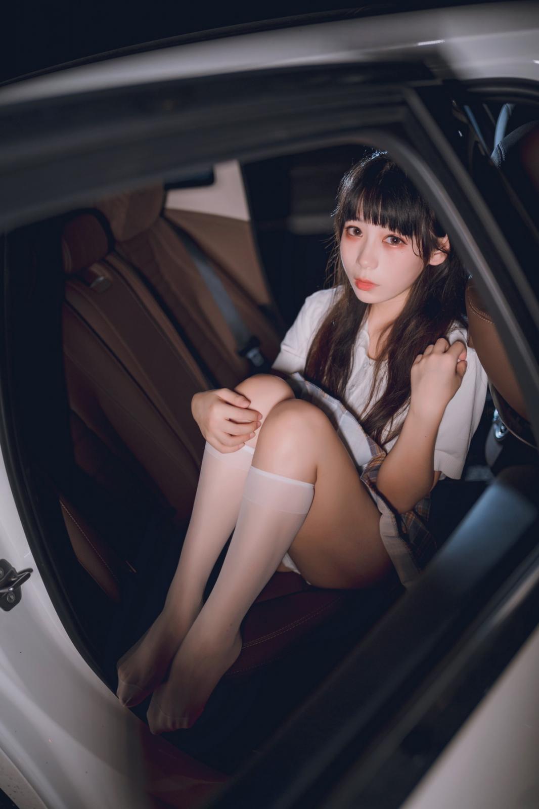 网络美女Usejan奔驰主题豪车内脱性感JK制服露粉色内衣秀完美身材诱惑写真 [40P]