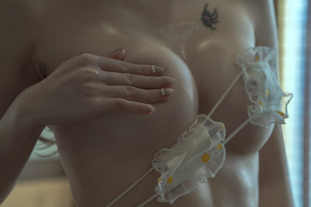 网络美女鹿八岁白色围裙主题私房性感花色薄透围裙露白色内衣配白丝袜诱惑写真 [40P]