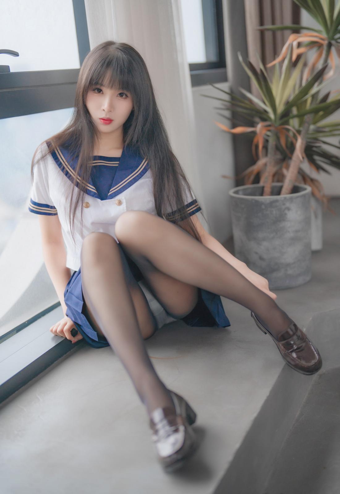 网络美女轩萧学姐舰长黑丝JK主题私房性感JK制服配超薄黑丝秀美腿迷人写真 [32P]