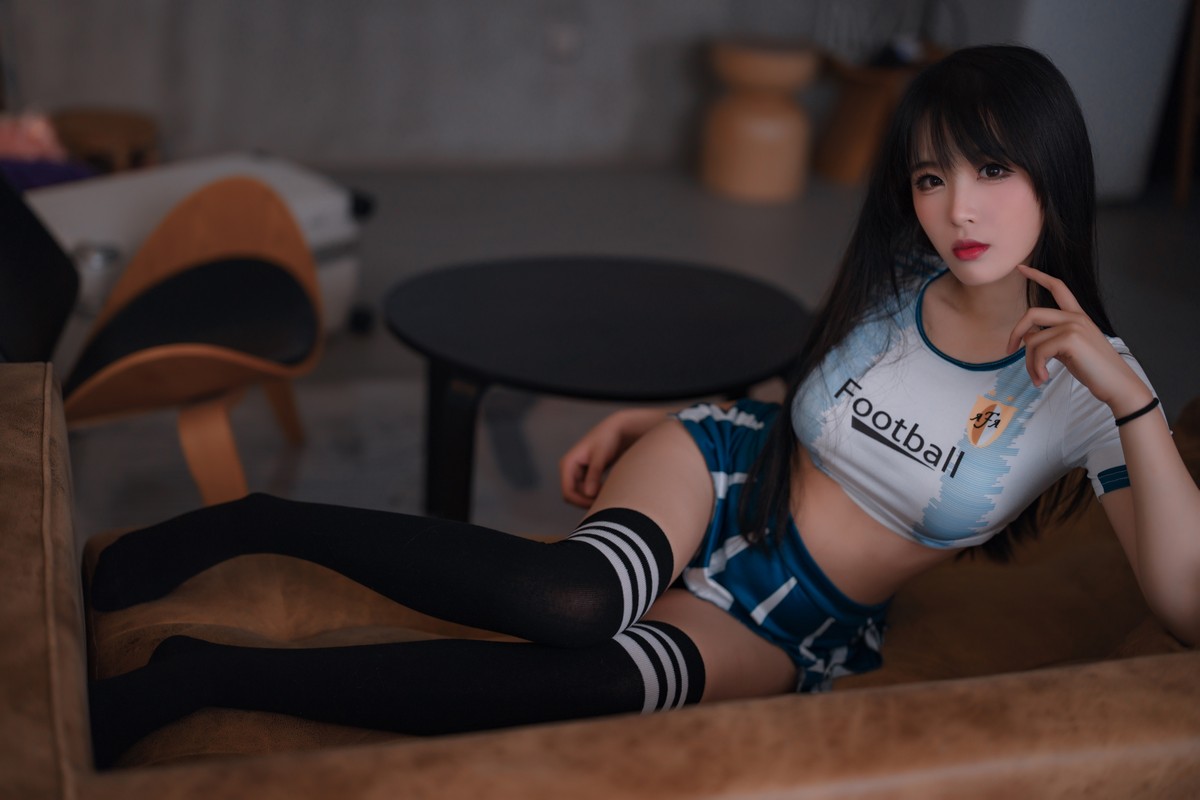 网络美女轩萧学姐足球宝贝主题性感运动套装配黑丝袜秀完美身材迷人诱惑写真 [64P]