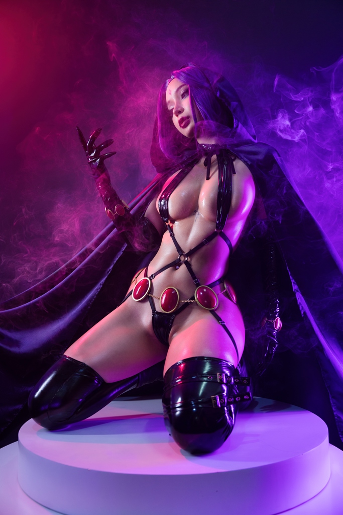 Umeko J – Raven Latex Lingerie