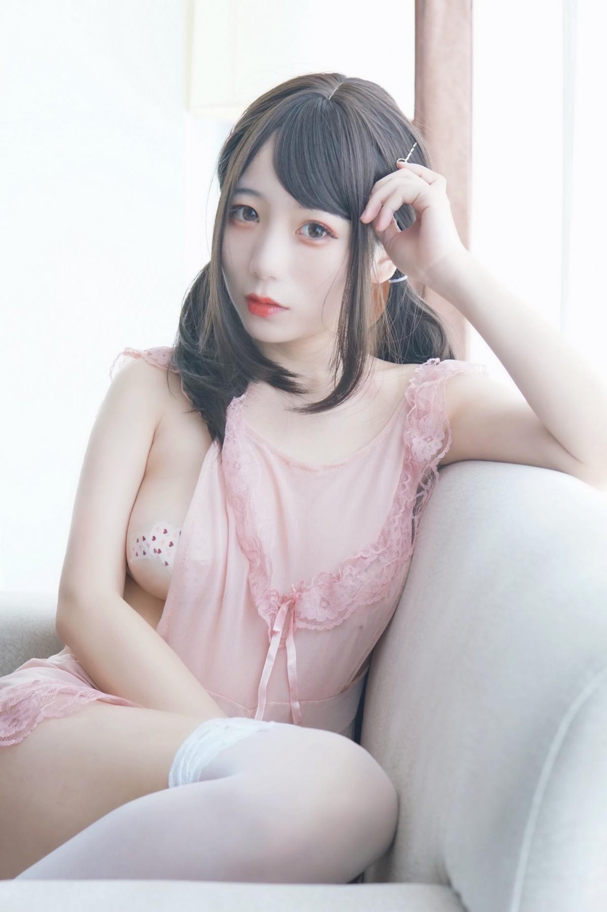 网络美女Usejan(蓝蓝)粉色创可贴主题私房粉色真空裙露傲人豪乳遮点诱惑写真 [33P]