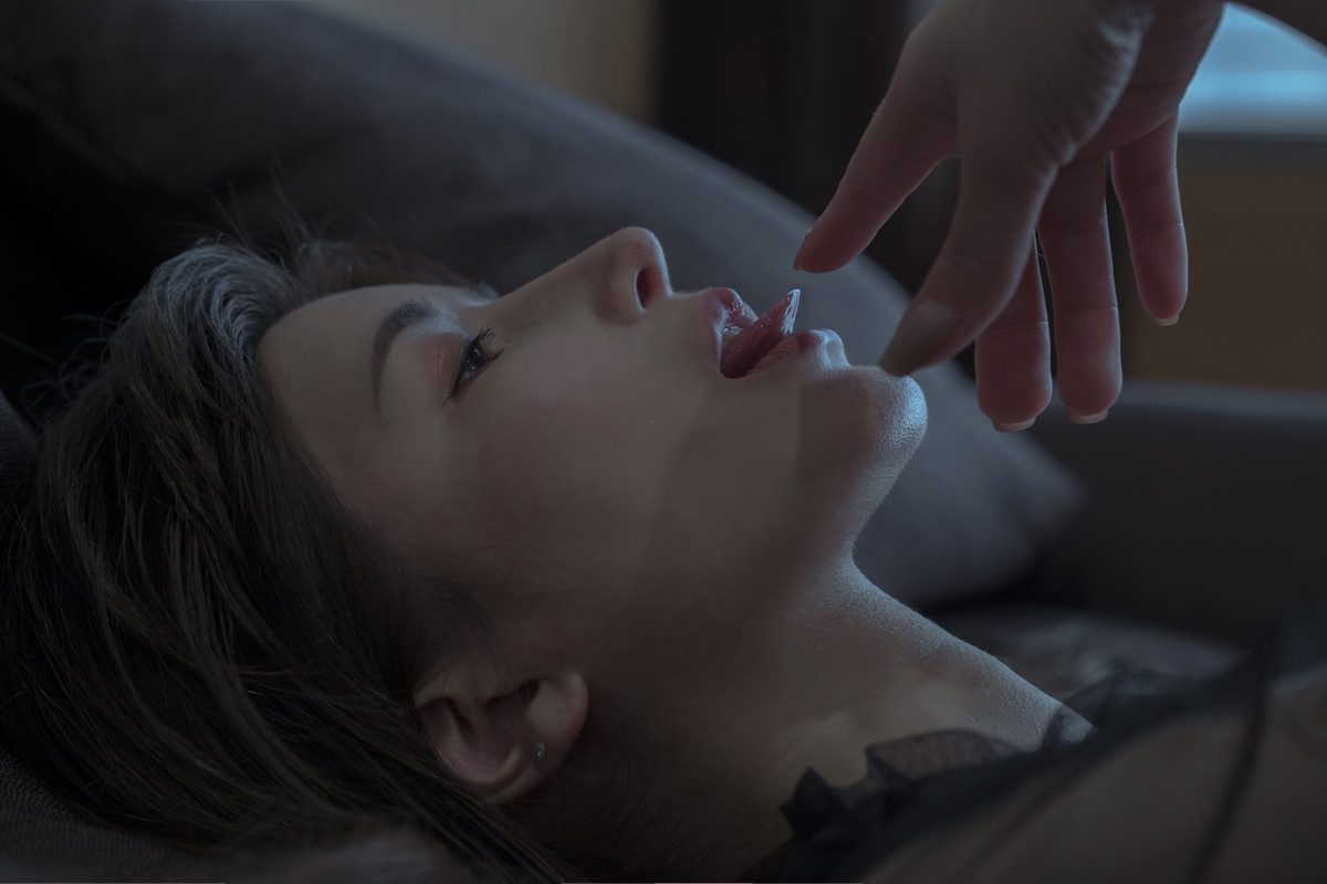 网络美女鹿八岁黑色西里里主题性感黑色情趣内衣配蕾丝吊袜秀美腿诱惑写真 [30P]