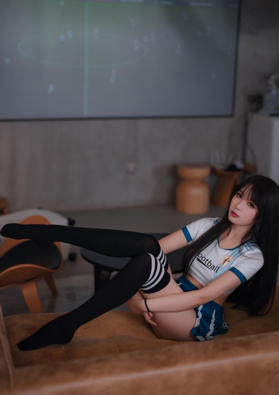 网络美女轩萧学姐足球宝贝主题性感运动套装配黑丝袜秀完美身材迷人诱惑写真 [64P]