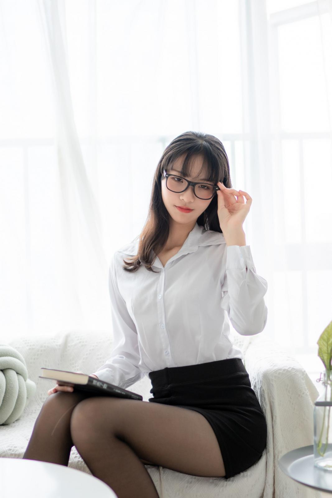 网络美女西瓜少女黑丝百合主题性感白T配黑短裙露开档黑丝秀翘臀美腿诱惑写真 [54P]