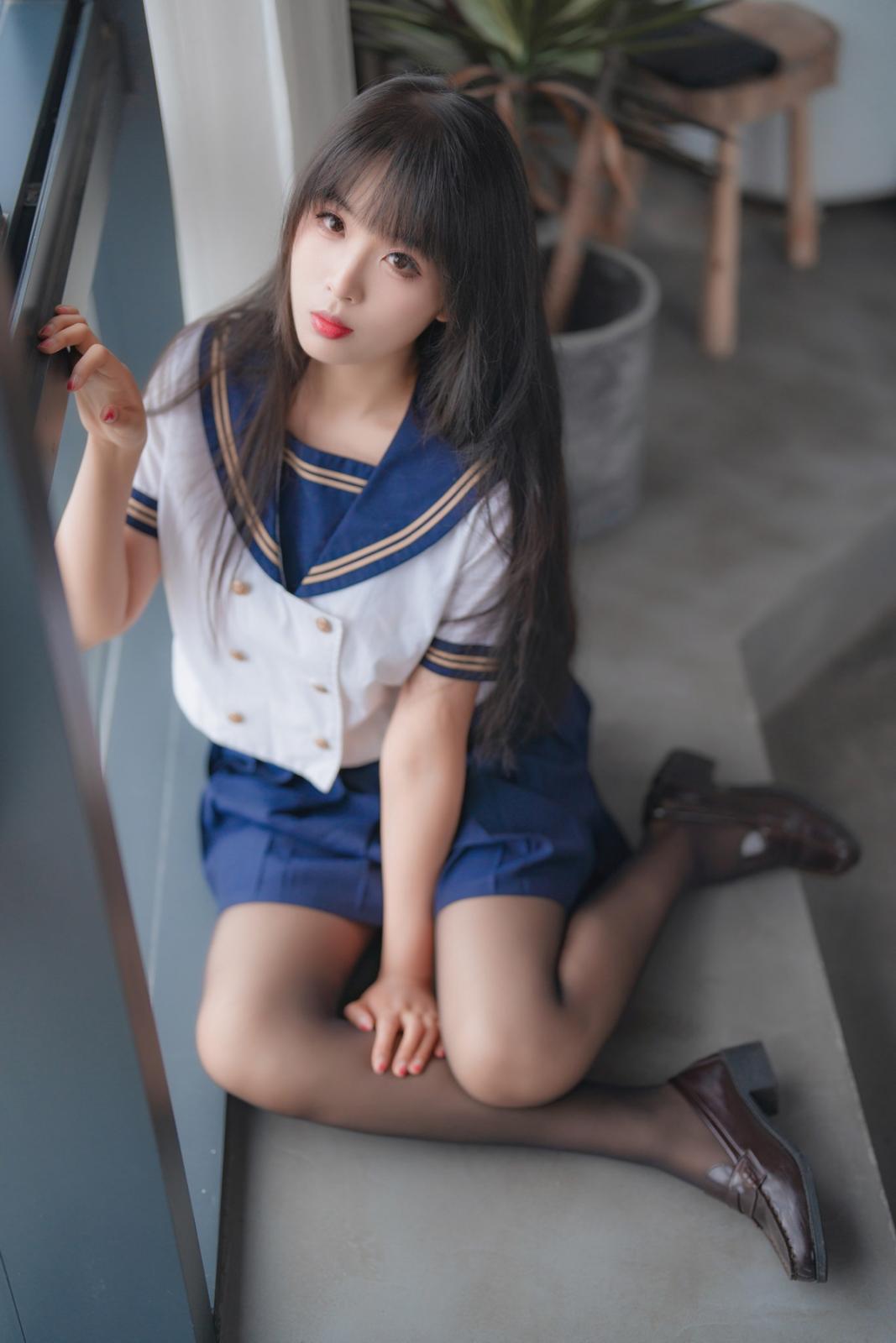 网络美女轩萧学姐舰长黑丝JK主题私房性感JK制服配超薄黑丝秀美腿迷人写真 [32P]