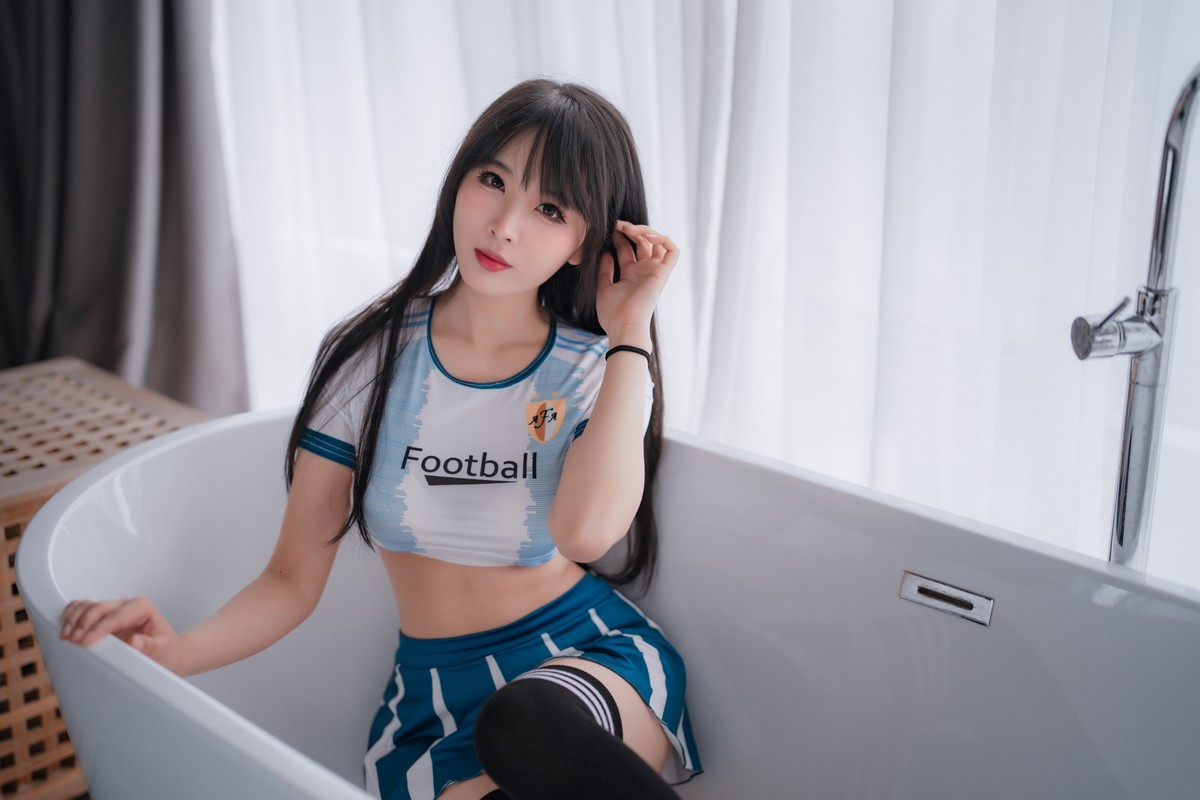 网络美女轩萧学姐足球宝贝主题性感运动套装配黑丝袜秀完美身材迷人诱惑写真 [64P]