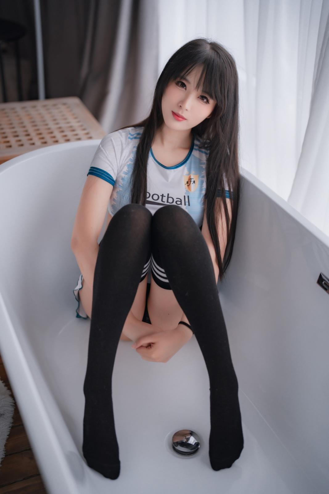 网络美女轩萧学姐足球宝贝主题性感运动套装配黑丝袜秀完美身材迷人诱惑写真 [64P]