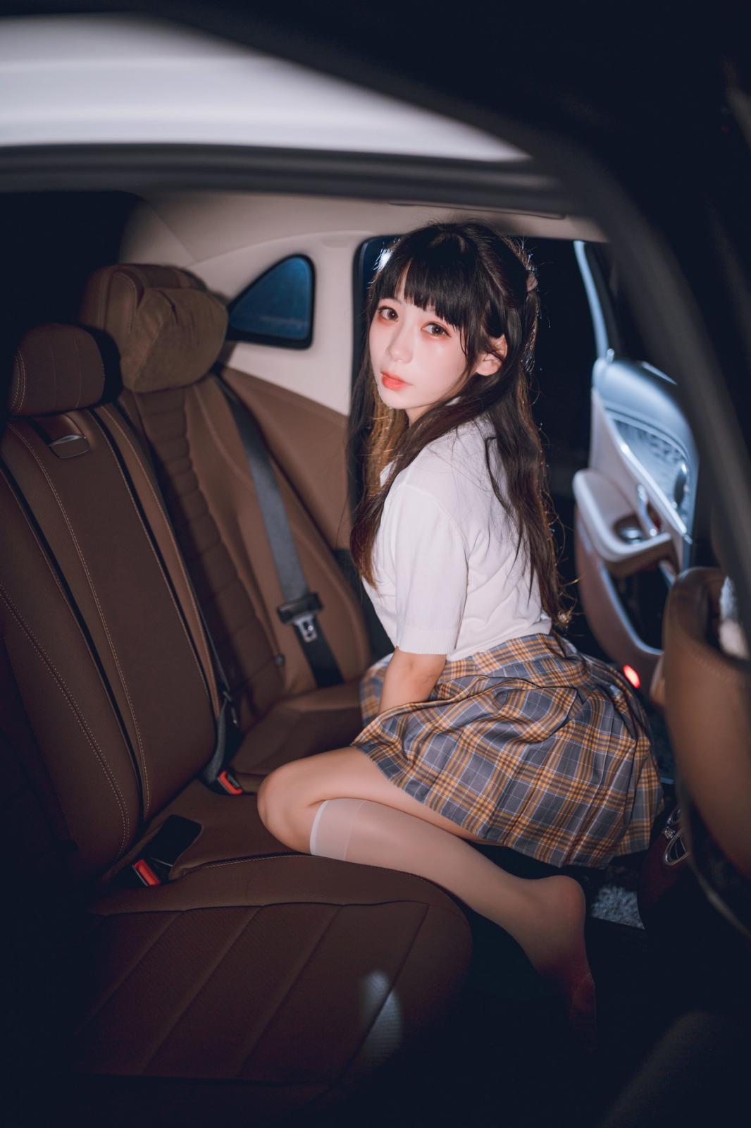网络美女Usejan奔驰主题豪车内脱性感JK制服露粉色内衣秀完美身材诱惑写真 [40P]