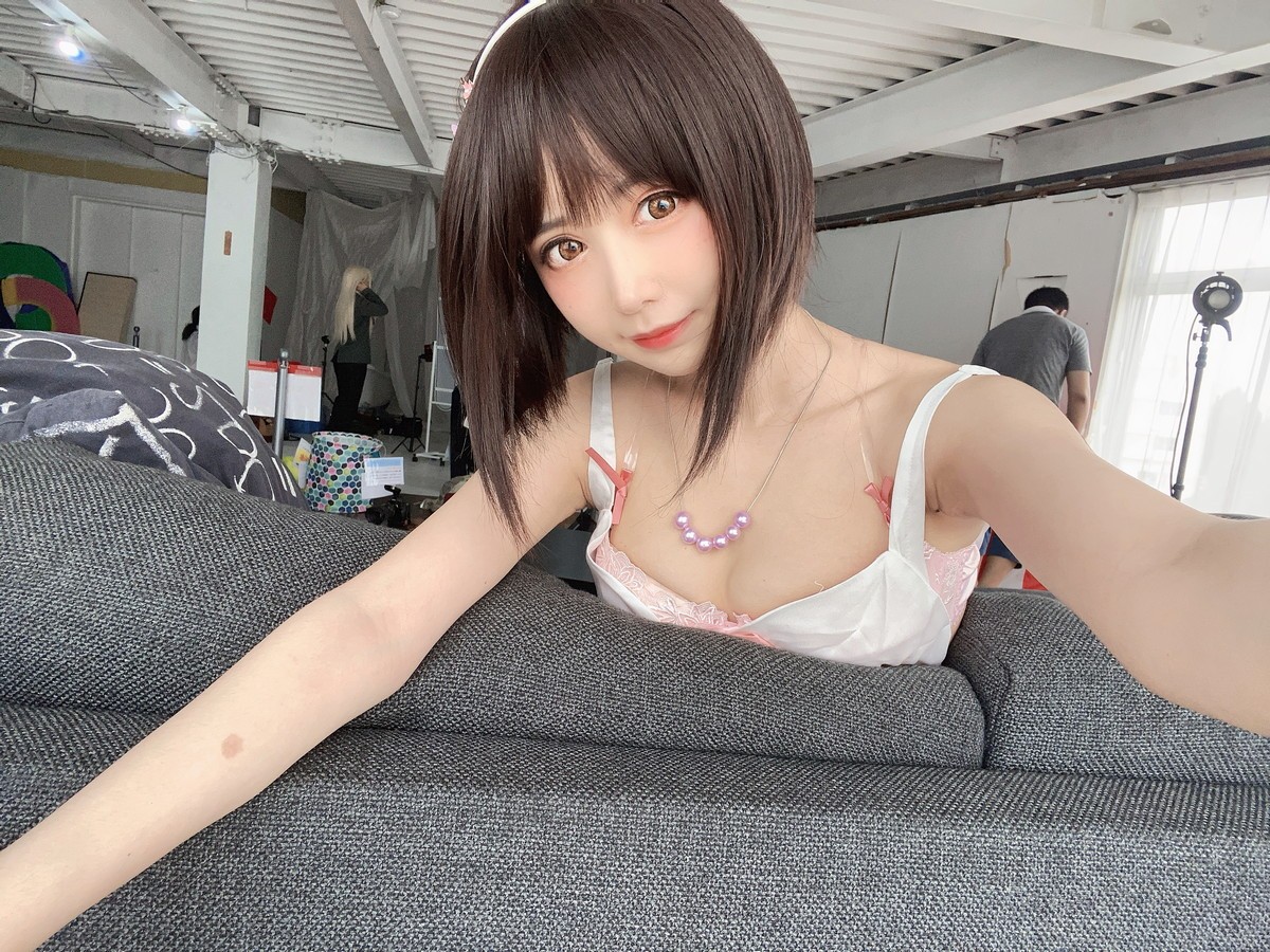 网络美女Shika小鹿鹿加藤惠主题性感白色薄纱短裙配白丝袜露粉色内衣诱惑写真 [61P]